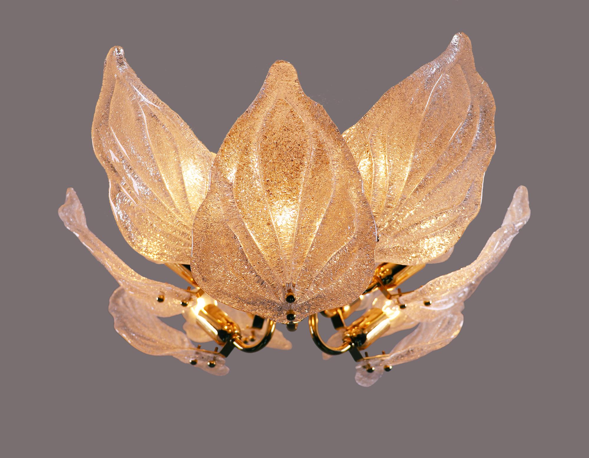 Eleganter flächenbündiger Kronleuchter aus Murano-Glas mit Blättern von Novaresi, Mailand, Italien. Zusammengesetzt aus Blättern in weißem, strukturiertem Glas auf einem vergoldeten Rahmen. 
 
Maße: dm 22,44