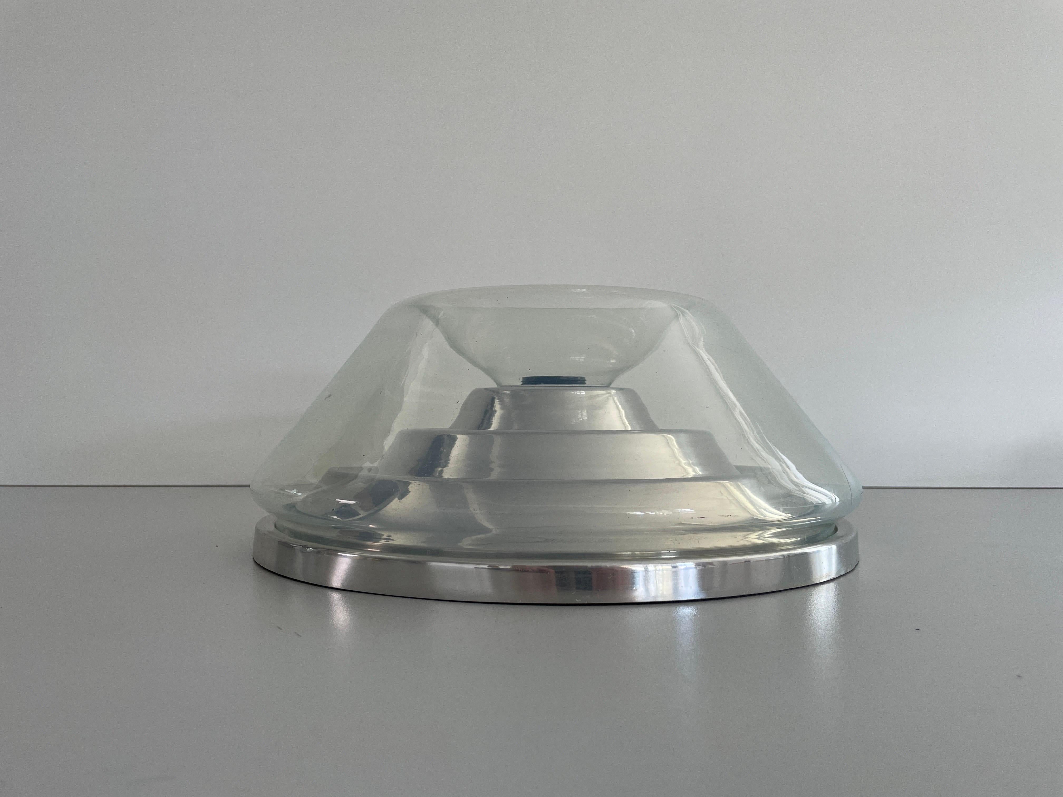 Lámpara empotrada de cristal de Murano de Seguso, años 60, Italia

La pantalla está en muy buen estado vintage.
El vidrio es pesado y de color azul 

Esta lámpara funciona con bombillas E27. 
Con cable y apto para su uso con 220 V y 110 V para todos