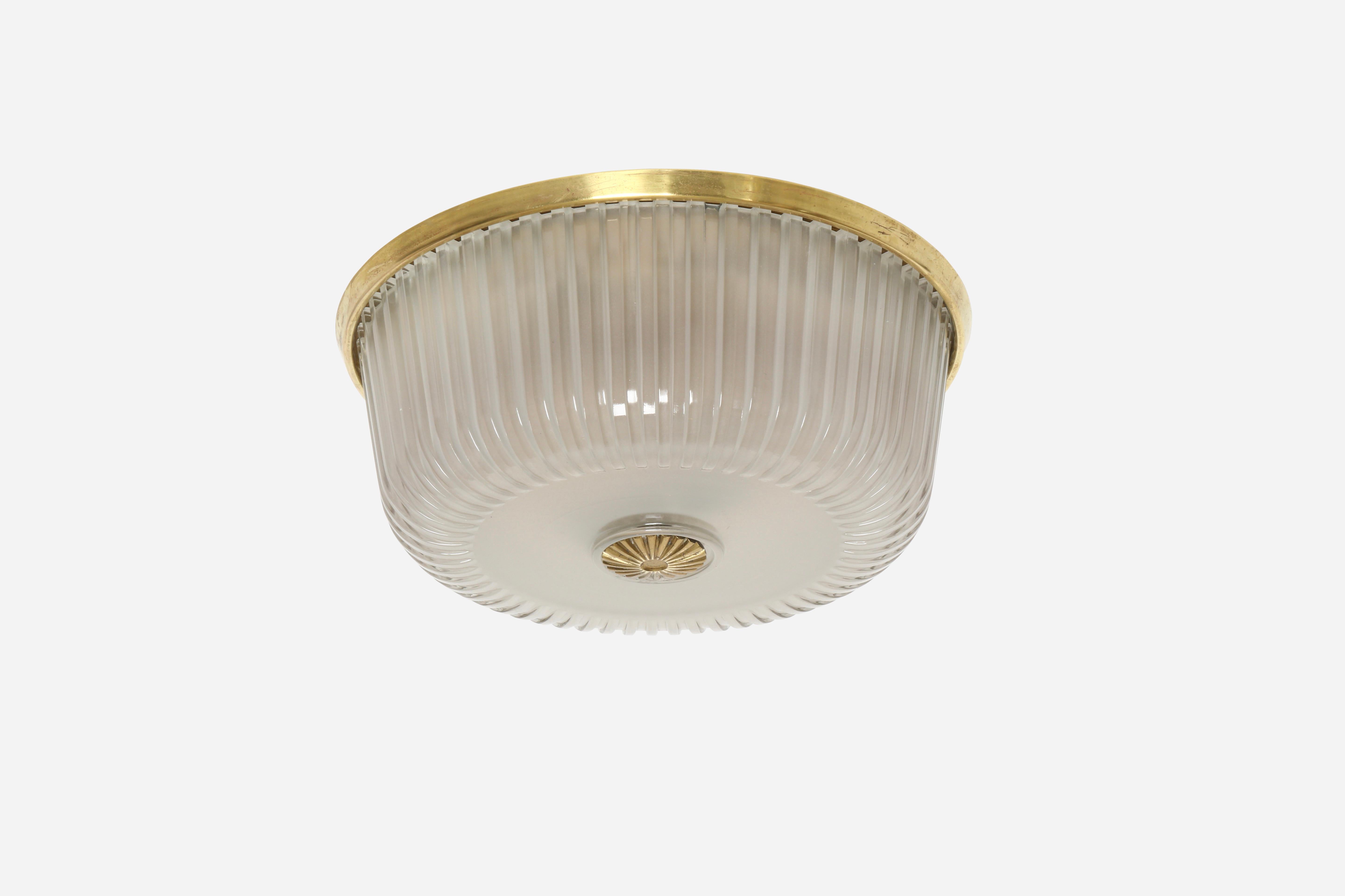 Murano glass flush mount ceiling light by Seguso.
Made in Italy in 1940s.
Murano ribbed glass, brass, metal.
Two candelabra sockets.
Complimentary US rewiring upon request.