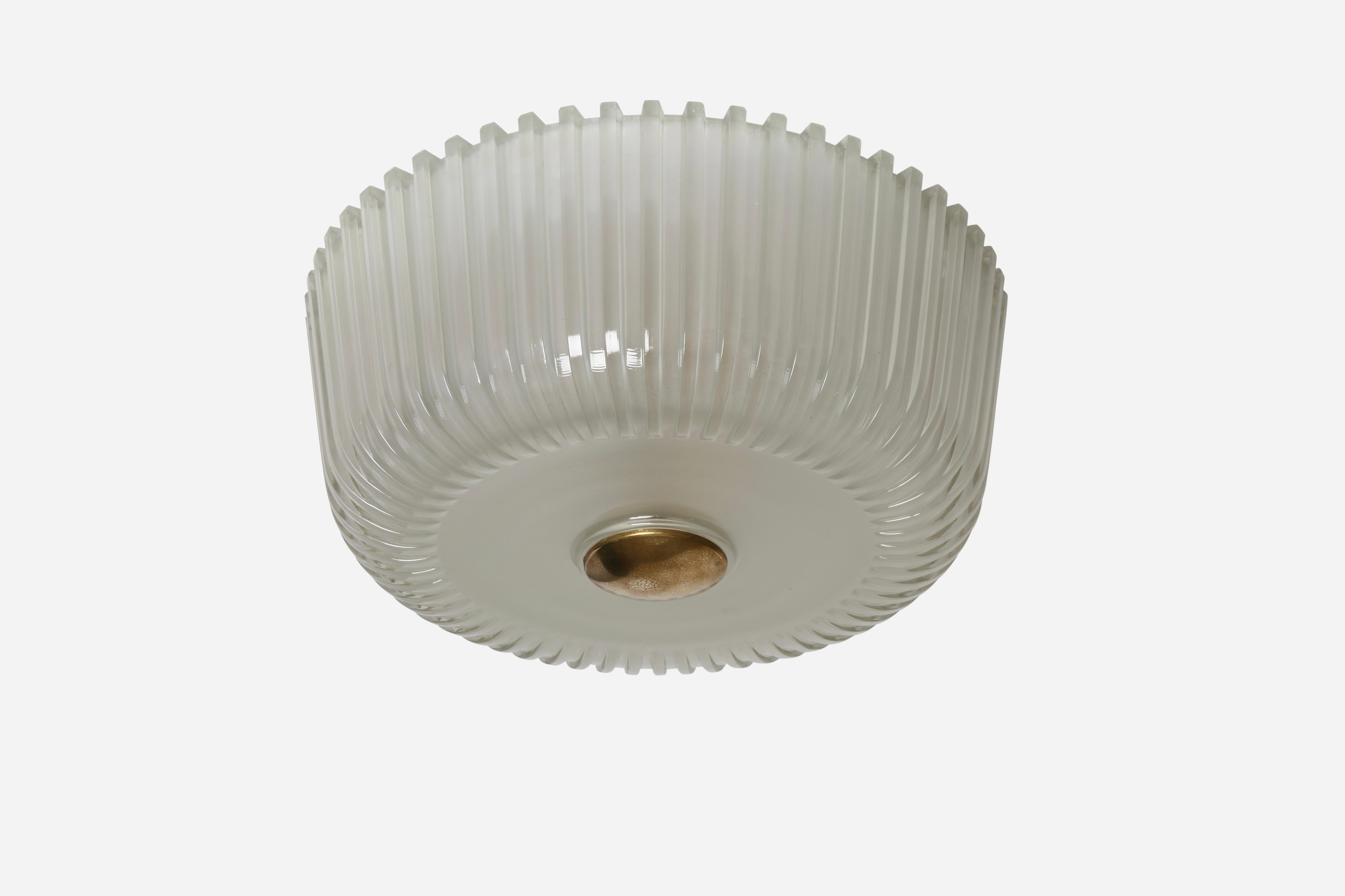 Plafonnier encastré en verre de Murano par Seguso.
Fabriqué en Italie dans les années 1950.
Verre nervuré de Murano, laiton, métal.
3 douilles à base de candélabre.
Recâblage américain gratuit sur demande.

Nous sommes fiers de redonner aux