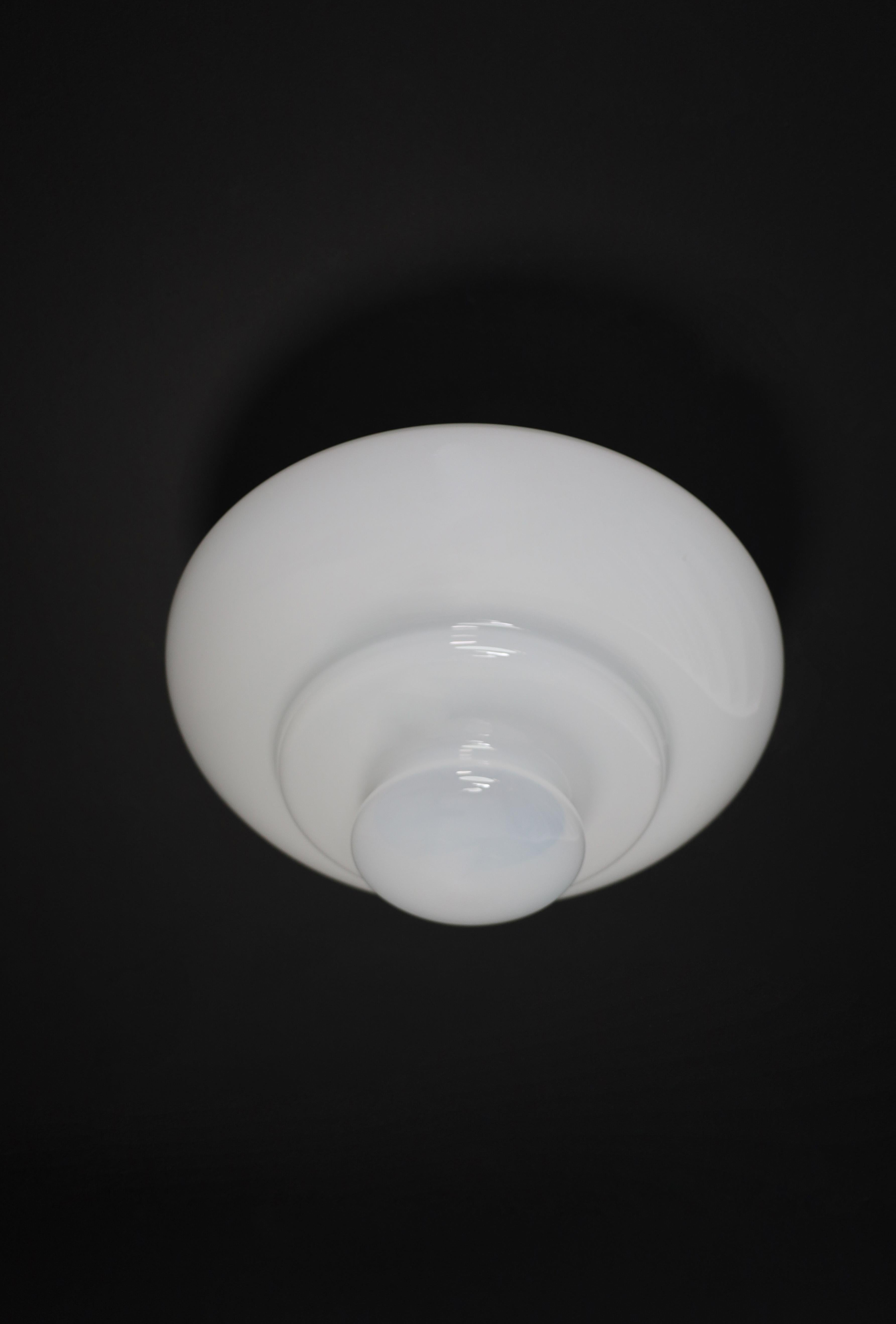 Empotrable o aplique de cristal de Murano soplado a mano, Italia, años 60 (36 Disponibles)

Este elegante aplique o aplique de cristal de Murano, fabricado en Italia en la década de 1960, es un refinado ejemplo de la artesanía veneciana de mediados