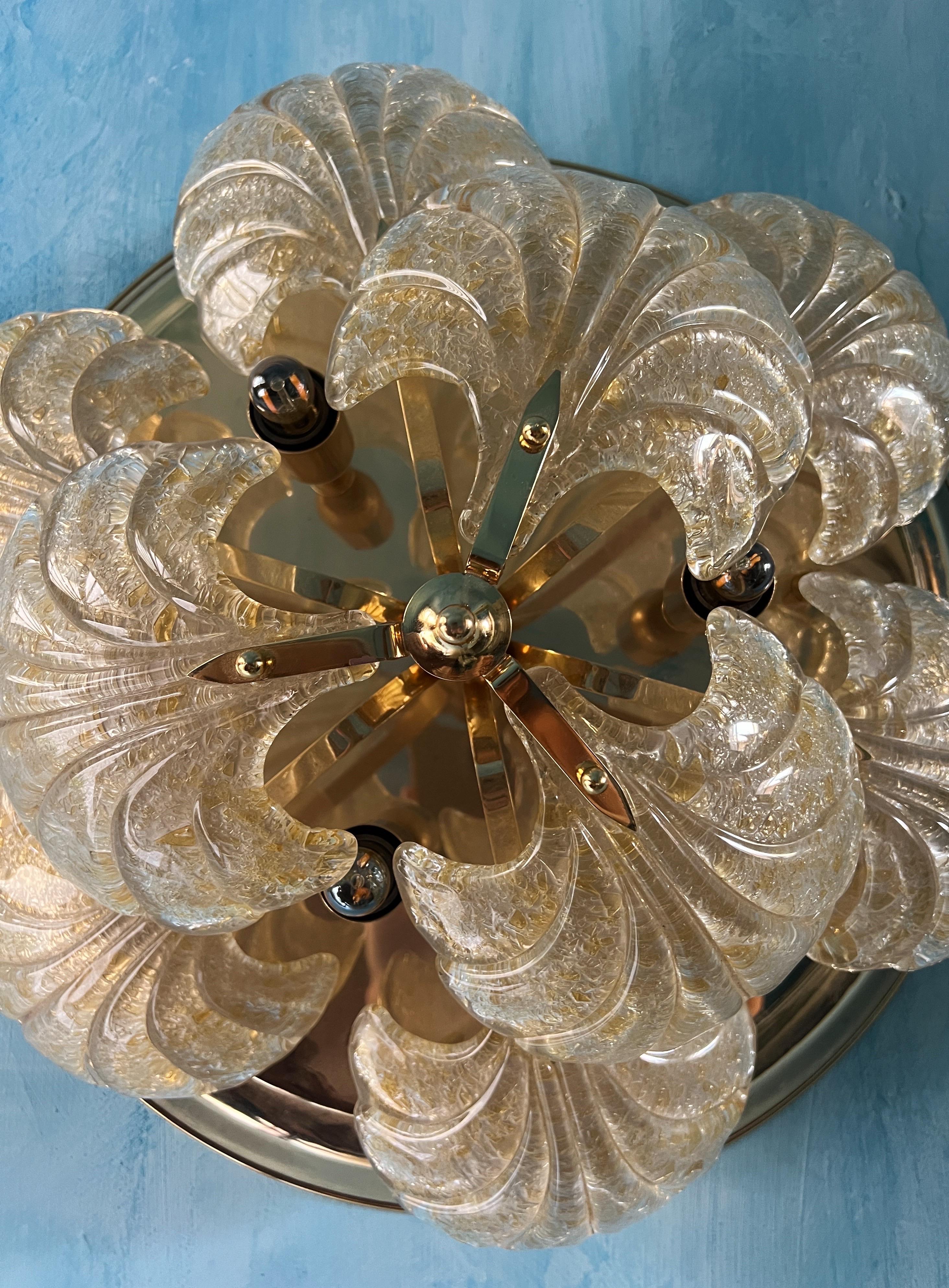 Elegant affleurant en verre Murano des années 1980 - Installation au plafond ou au mur

Pièce marquante des années 1980, cette boîte d'encastrement en verre de Murano est très glamour. Coates présente neuf éléments en verre de Murano en forme de