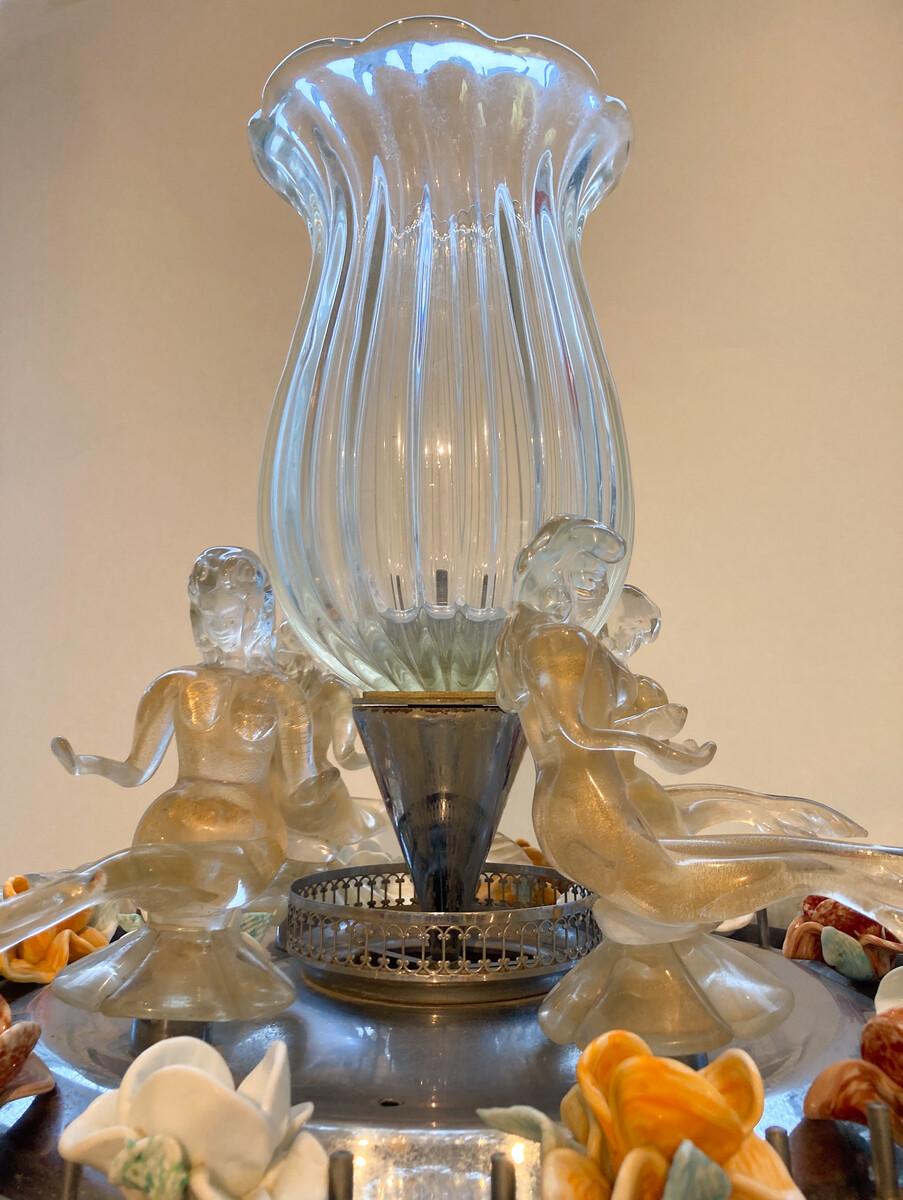  Murano Glasbrunnen mit zentraler Vase, umgeben von 4 Meerjungfrauen, 1950er Jahre im Angebot 12