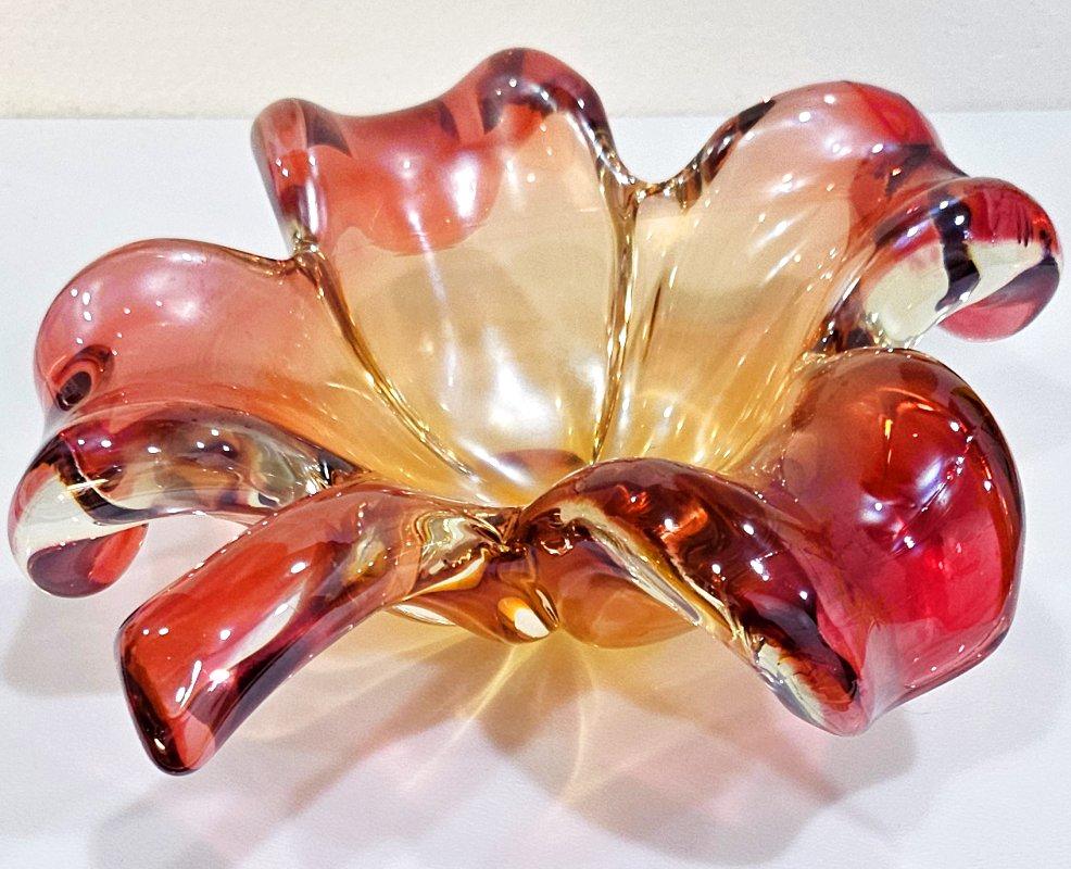 CLOSING SALE Murano Glass 4 Leaf Clover Bowl, Reddish-Pink & Light Golden, Seguso is believed to be the maker because the design has been previously attributed thusly. 
***NOTICE: OUR 1ST DIBS SHOP CLOSES AT THE END OF MAY***
This good luck clover