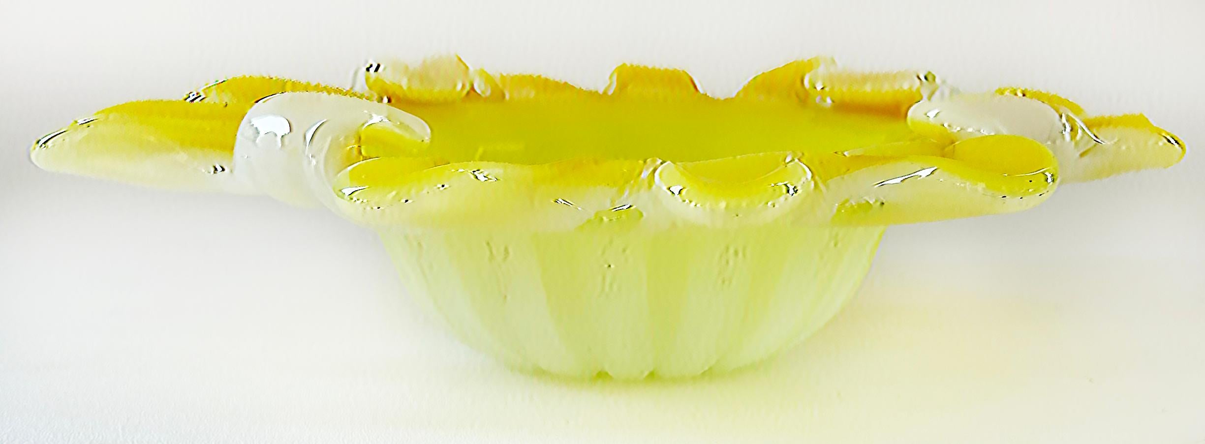 Mid-Century Modern Murano Glass Fratelli Toso Yellow to White Scalloped Bowl, Italy For Sale