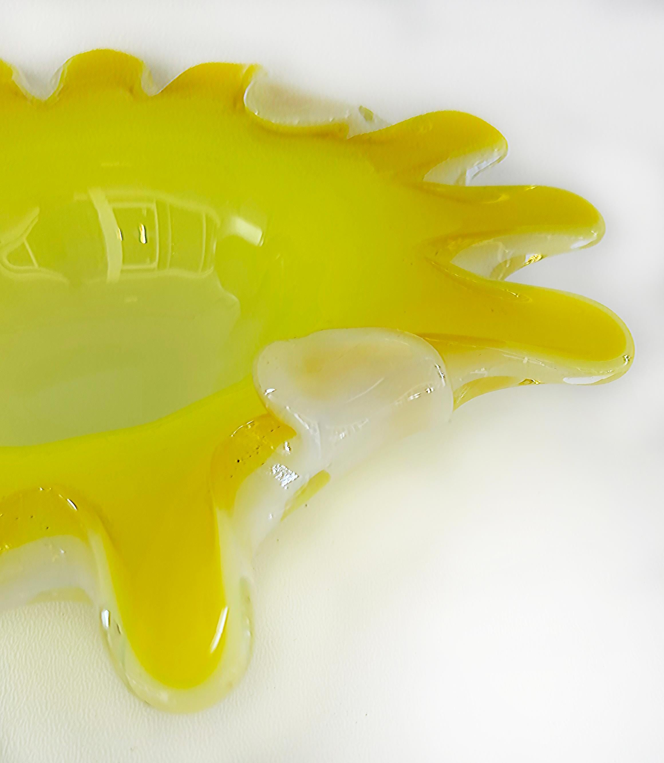 Murano-Glas Fratelli Toso Schale mit gelber bis weißer Wellenform, Italien im Zustand „Gut“ im Angebot in Miami, FL
