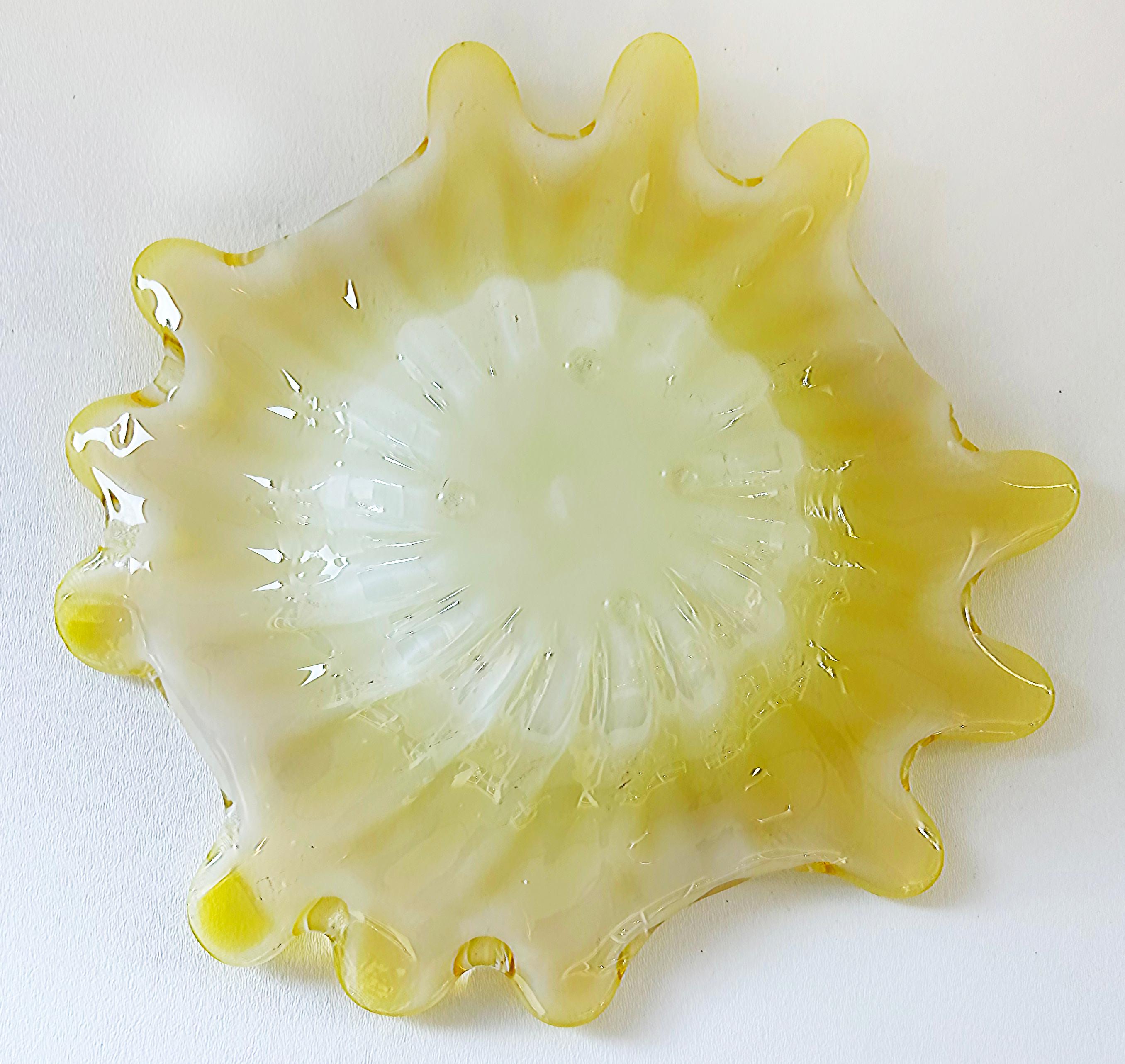Murano-Glas Fratelli Toso Schale mit gelber bis weißer Wellenform, Italien (Muranoglas) im Angebot