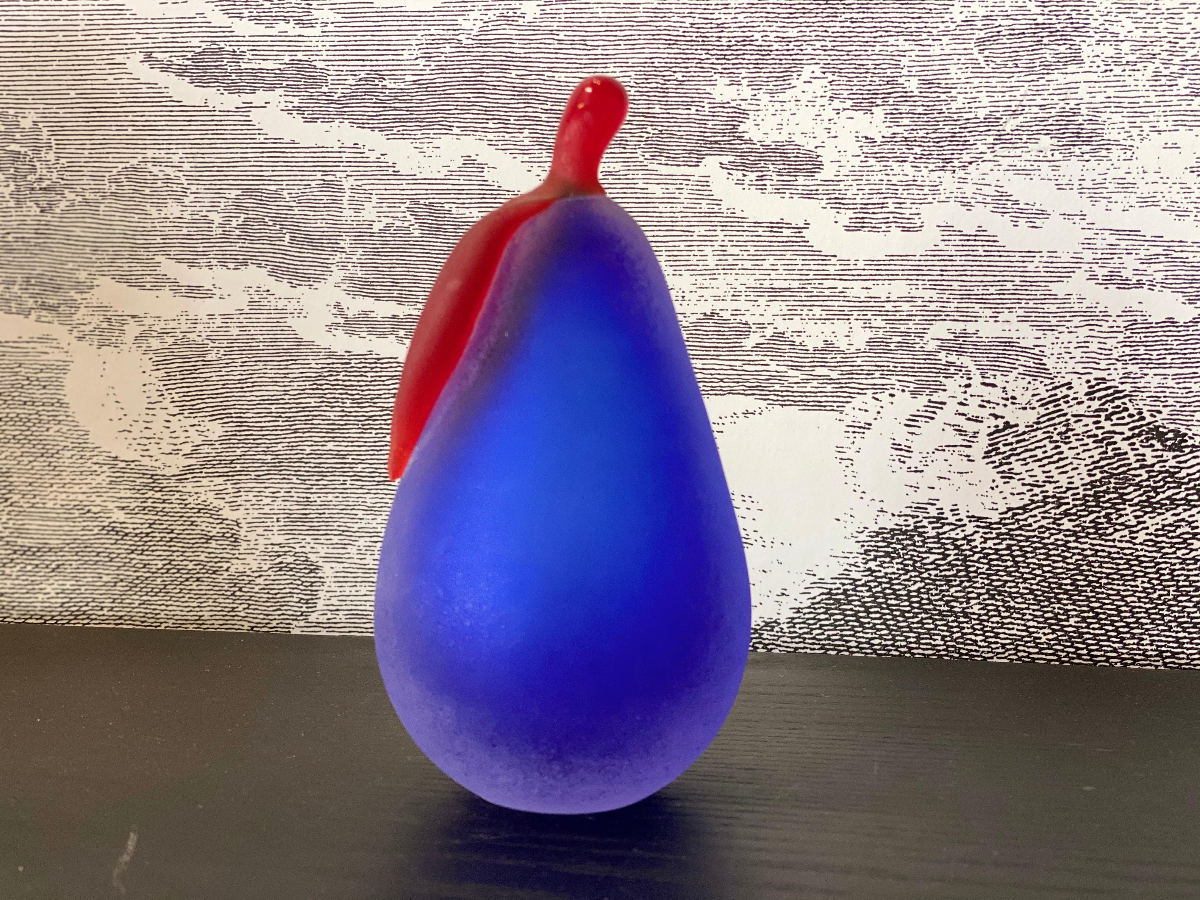 Murano glass fruit by the artist Franco Moretti from Italy of the 1980s. The pear is signed on the bottom and is in very good condition. The colorful piece brings color into your home and is guaranteed to put you in a good mood. The strong colors,