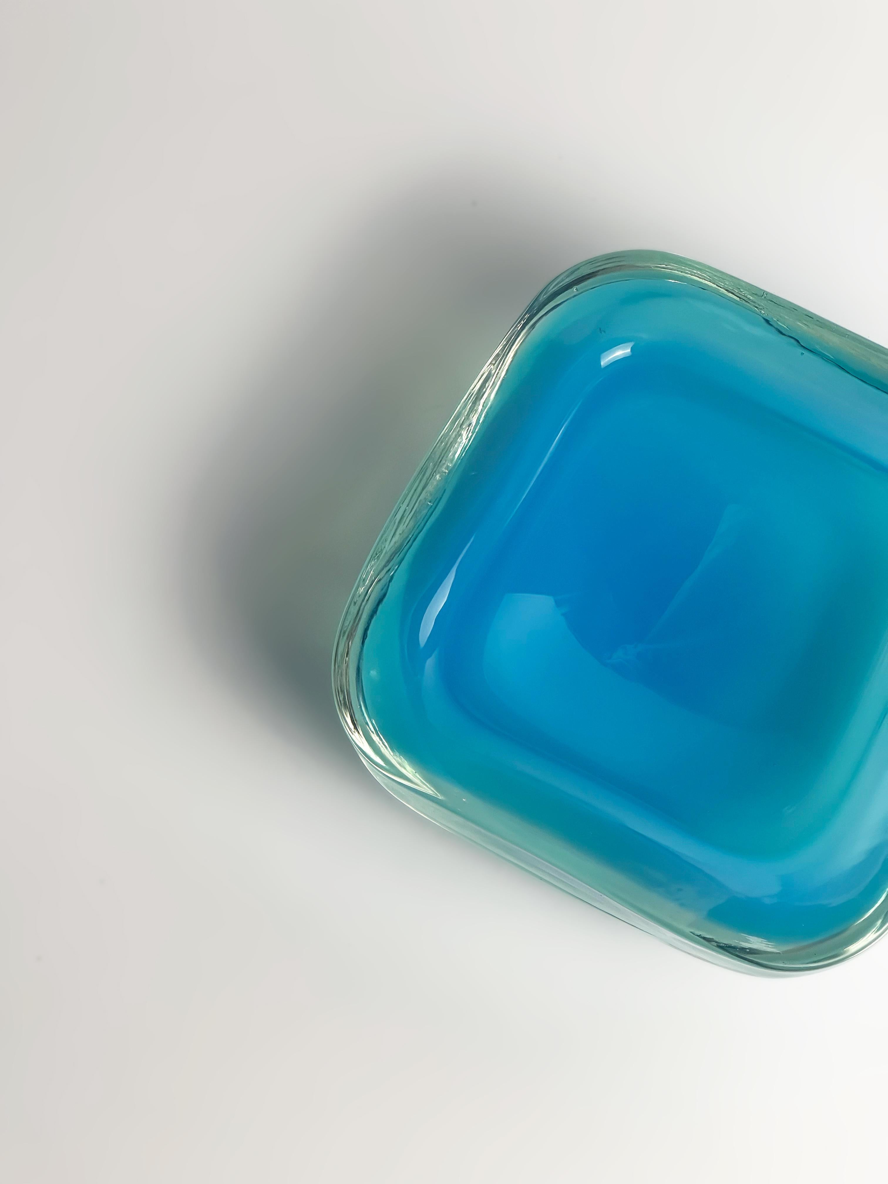 Un'unica e piuttosto rara ciotola a geode in vetro di Murano color turchese, attribuita ad Antonio da Ros per Gino Cenedese, Italia, fine anni Sessanta.

Realizzato con la tradizionale tecnica del sommerso, strati di vetro opalino semi-opaco blu