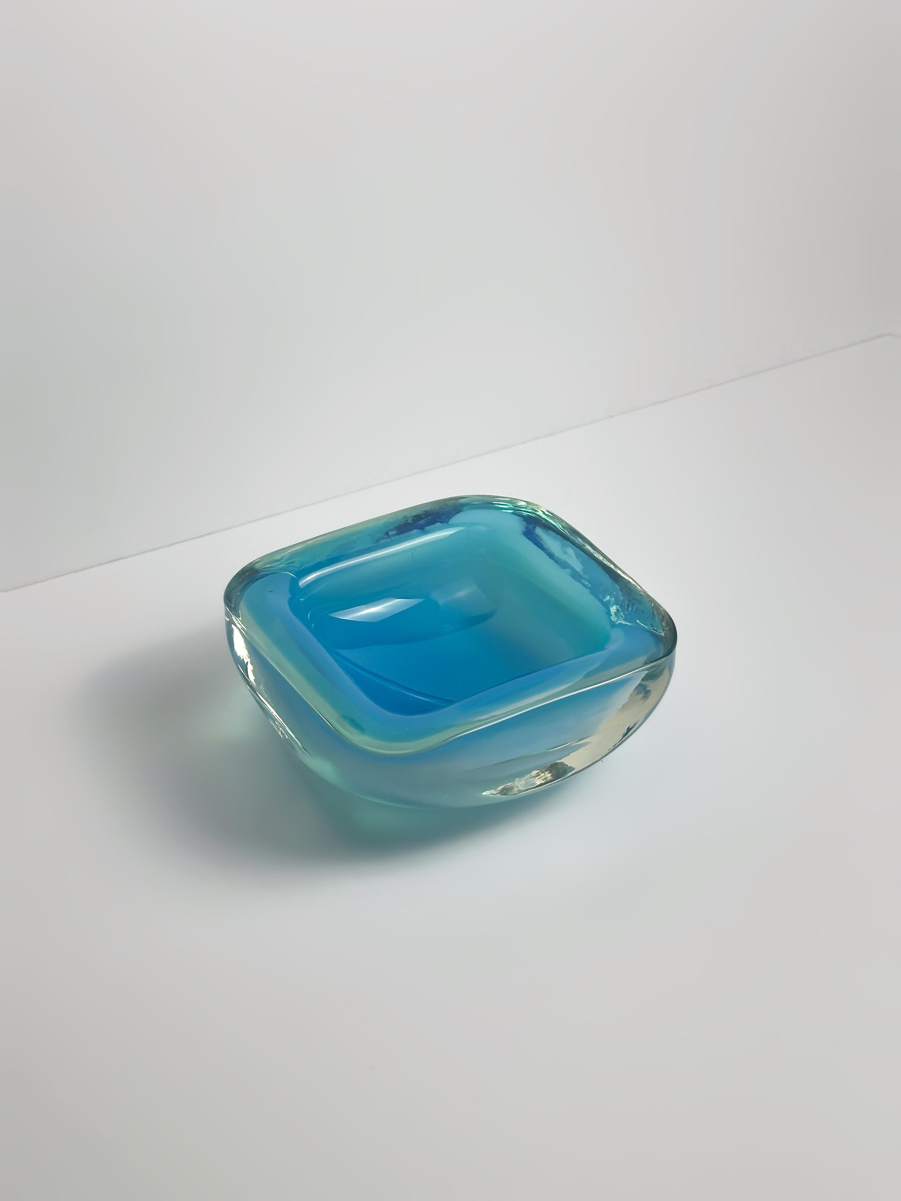 Mid-Century moderno Murano Glass Geode Bowl in Turquoise Opaline, Cenedese Attributed, Italy, 1960s in vendita