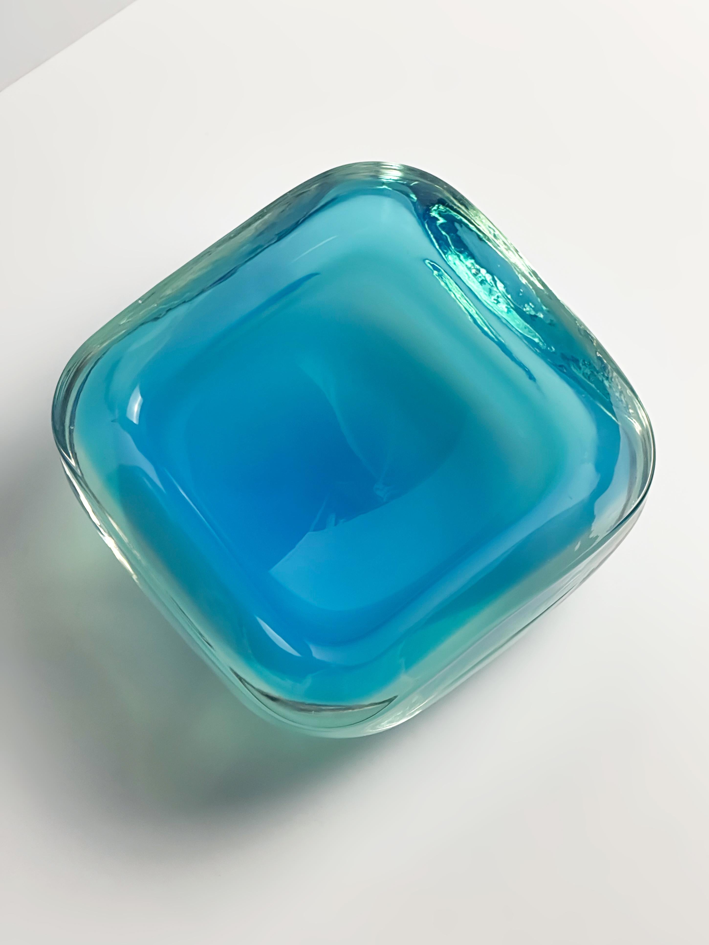 Murano Glass Geode Bowl in Turquoise Opaline, Cenedese Attributed, Italy, 1960s In condizioni buone in vendita a Glasgow, GB