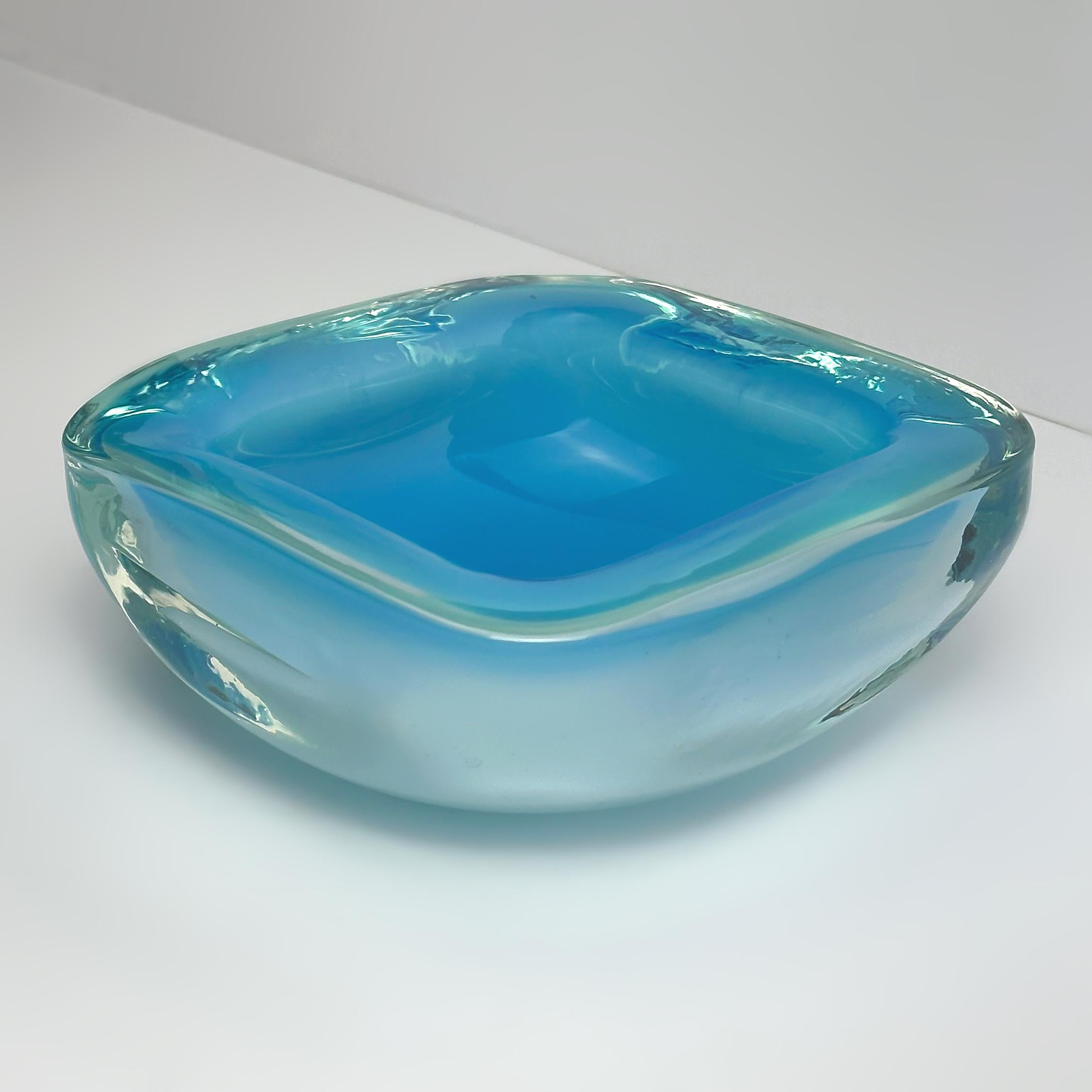 Fine XX secolo Murano Glass Geode Bowl in Turquoise Opaline, Cenedese Attributed, Italy, 1960s in vendita