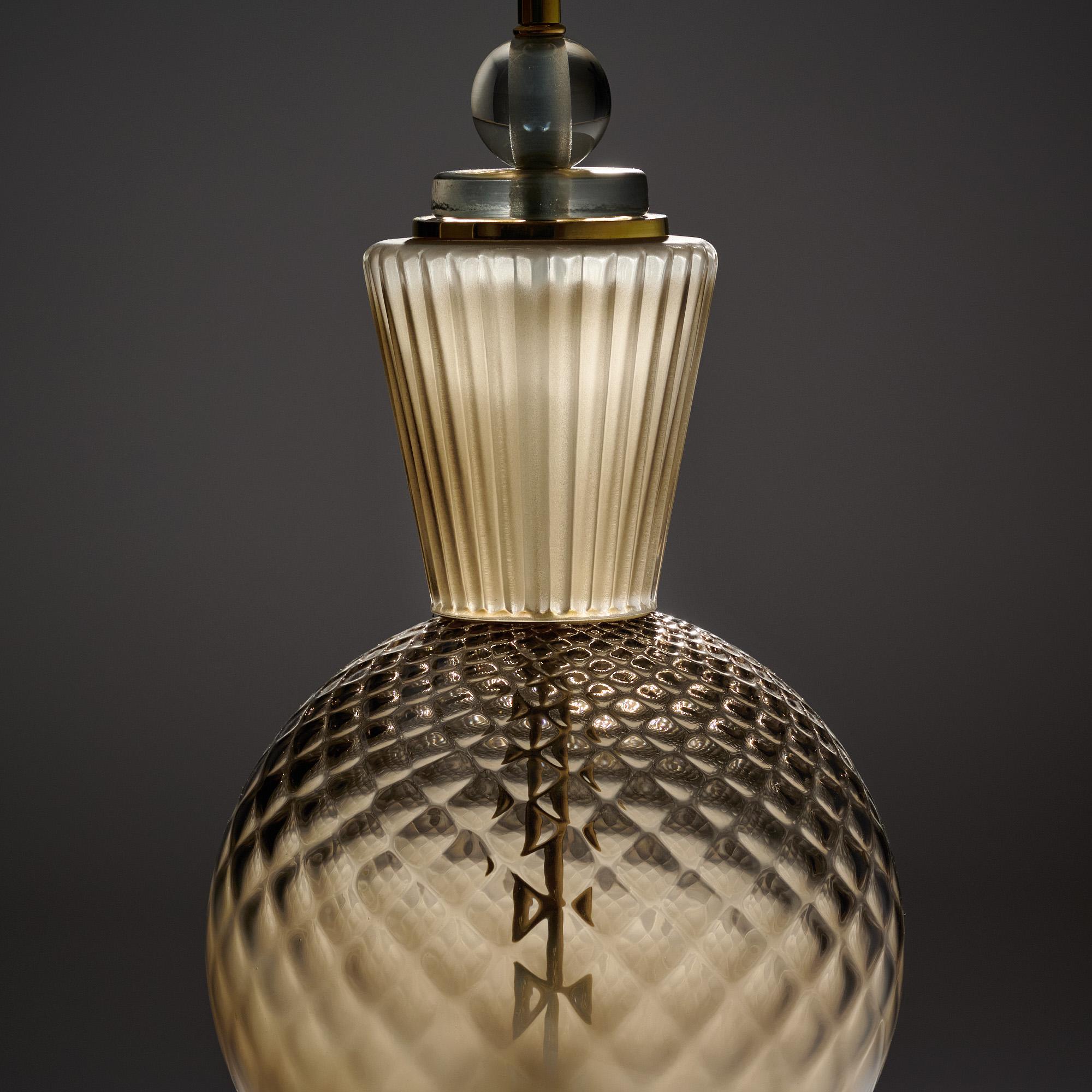 Paire de lampes de table composées d'éléments en verre soufflé à la main provenant de Murano, en Italie, près de Venise. Chaque lampe présente des éléments en verre uniques dans des tons gris sur une structure en laiton. Nous aimons les formes