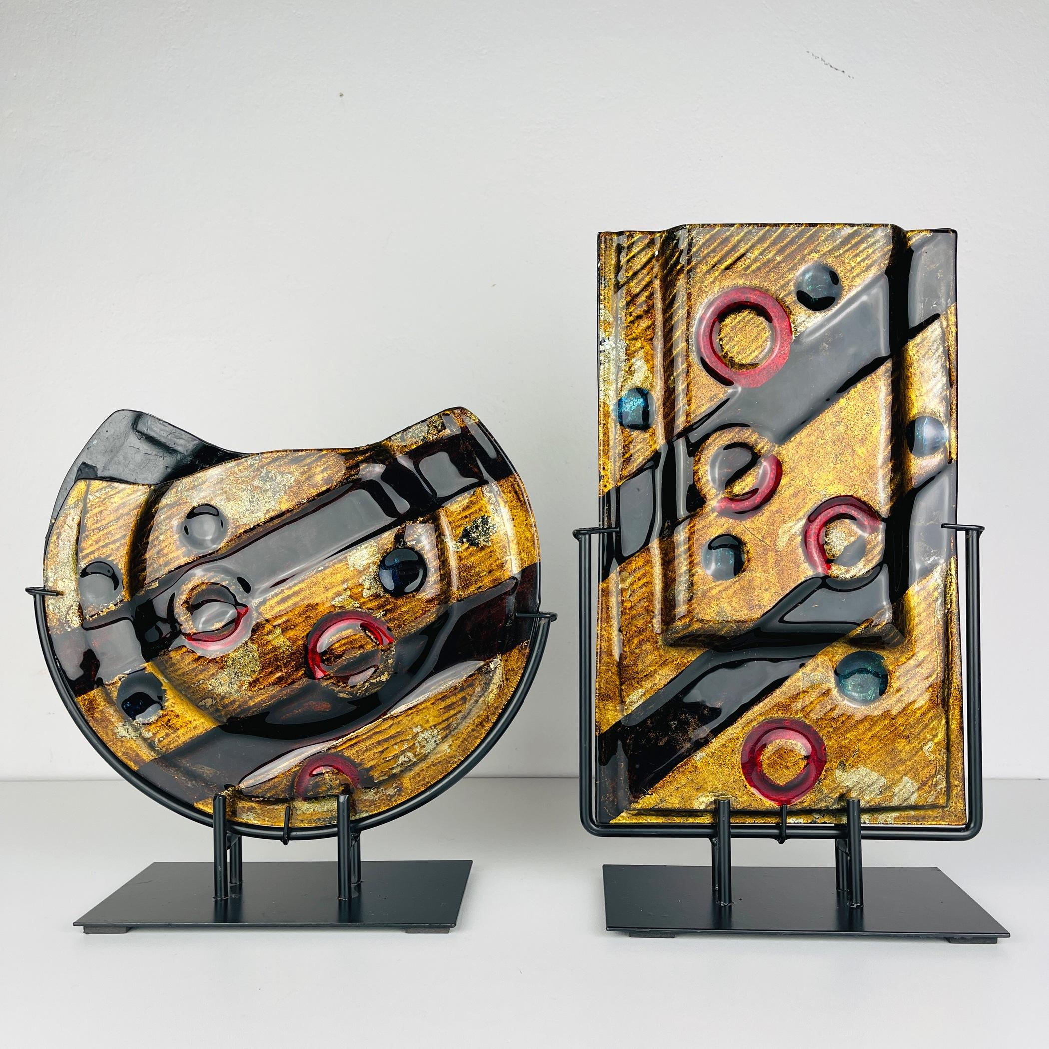 Questo squisito set di due vasi geometrici mette in mostra l'arte senza tempo dell'Arte Muranese, un'impresa nata a Murano nel 1983 sotto la guida del maestro soffiatore Luciano Nicetto. Luciano, dopo aver trascorso oltre tre decenni in diverse