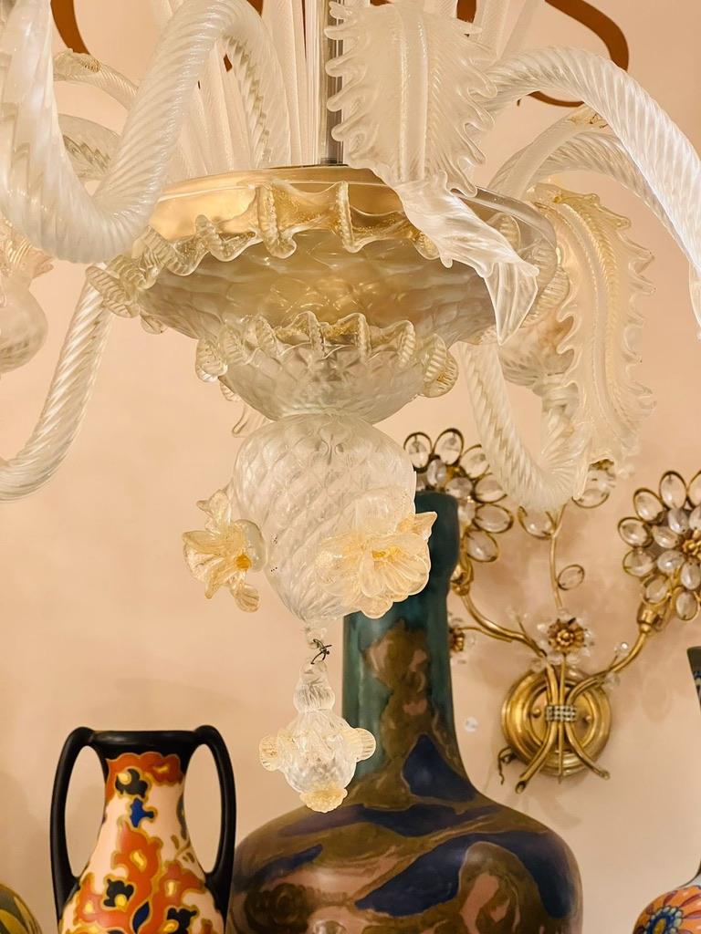 Incroyable lustre en verre de Murano Gino Donna doré à 6 lumières et fleurs circa 1940.