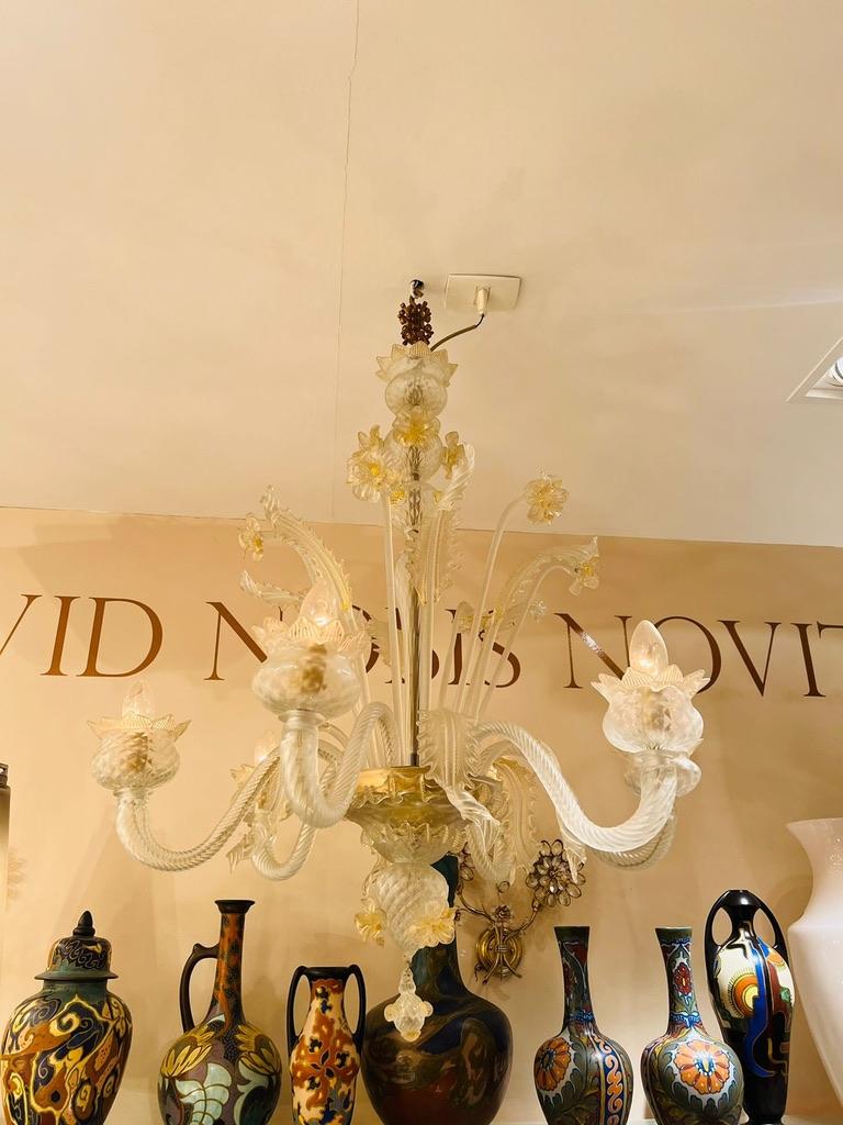 italien Lustre en verre de Murano Gino Donna doré avec 6 Lights et fleurs circa 1940. en vente