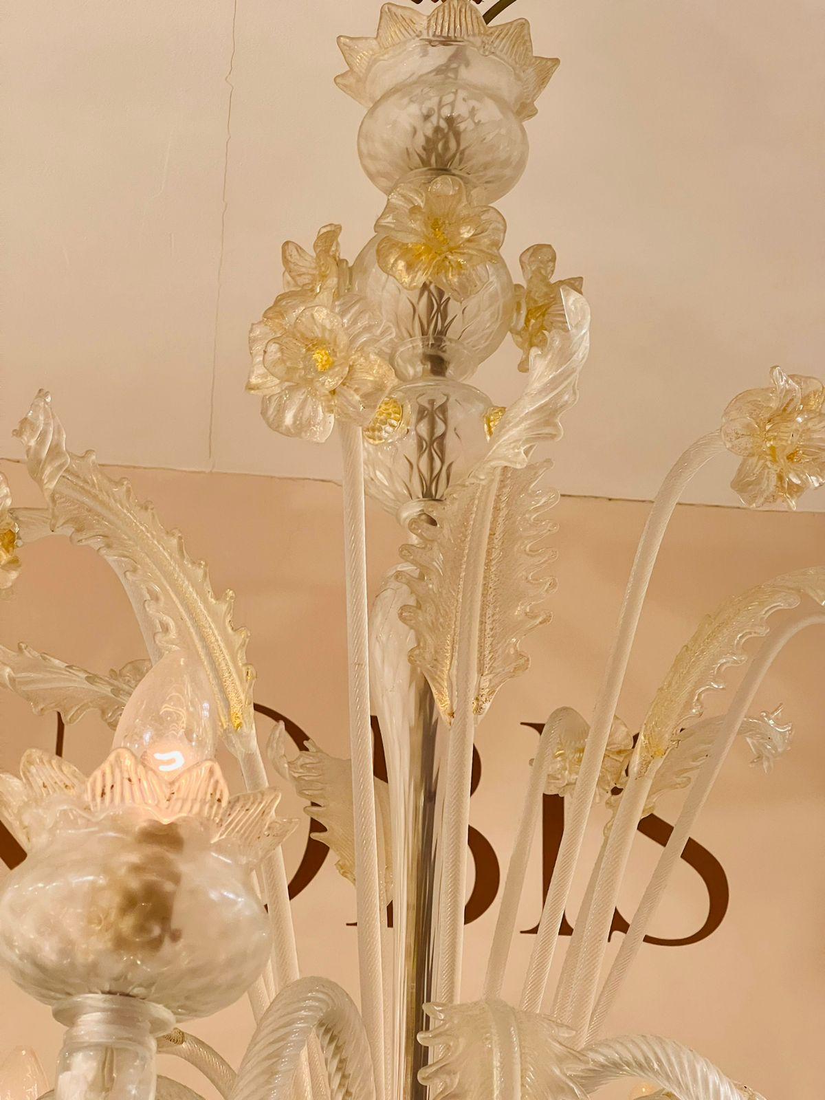 Murano glass Gino Donna gold chandelier with 6 lights and flowers circa 1940. In Good Condition For Sale In Rio De Janeiro, RJ