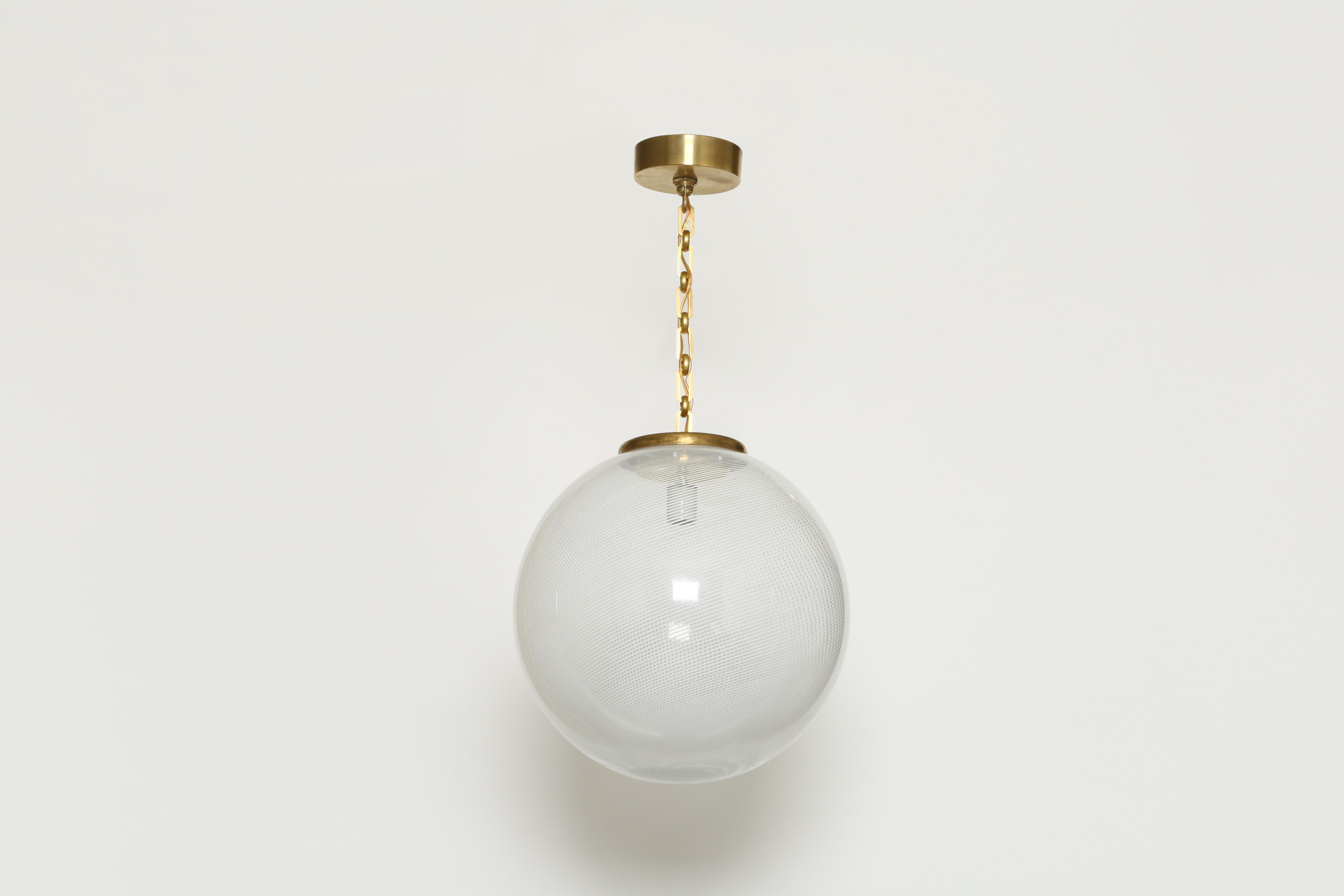 Plafonnier Globe en verre de Murano Bon état - En vente à Brooklyn, NY
