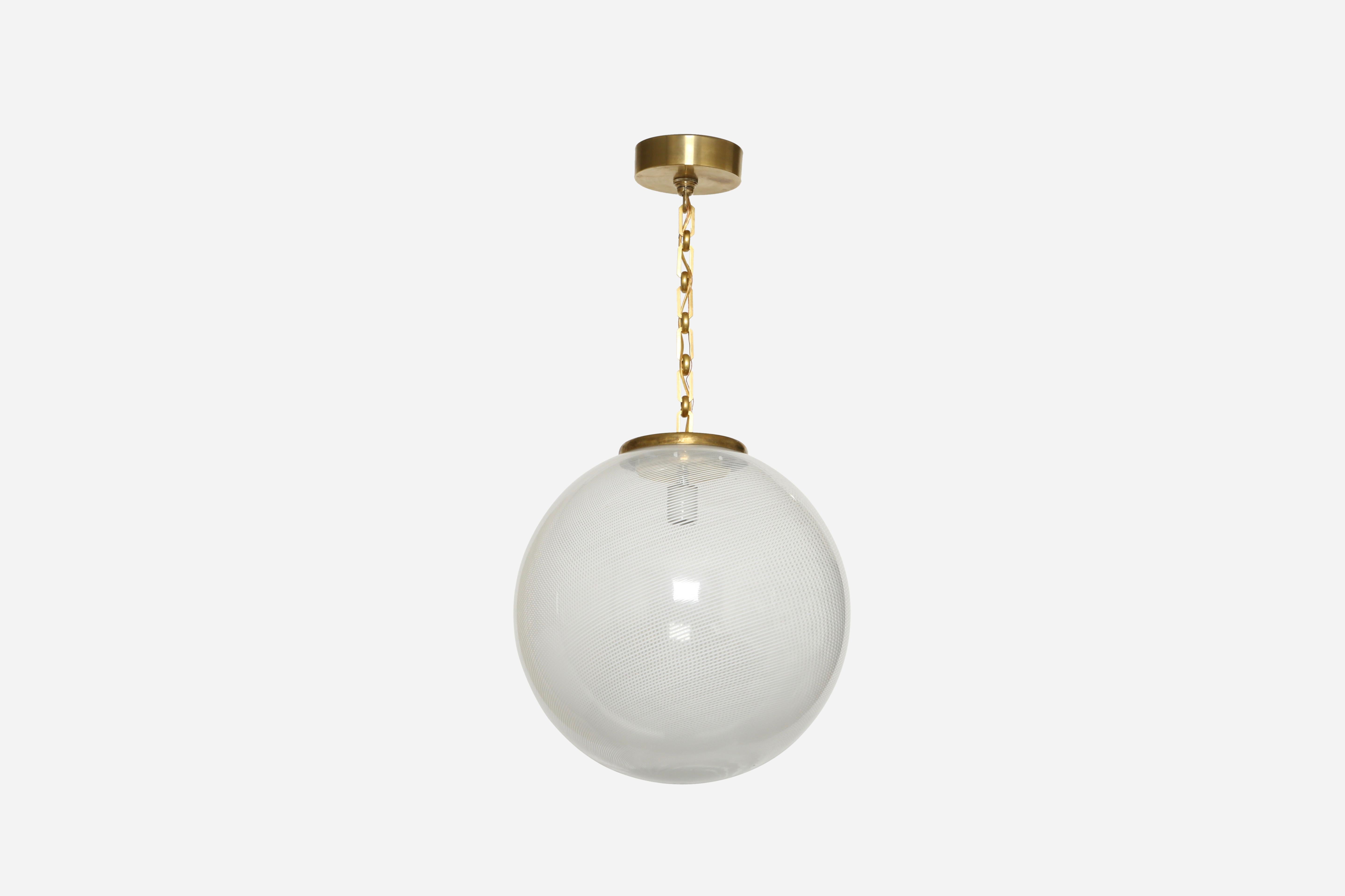 Milieu du XXe siècle Plafonnier Globe en verre de Murano en vente