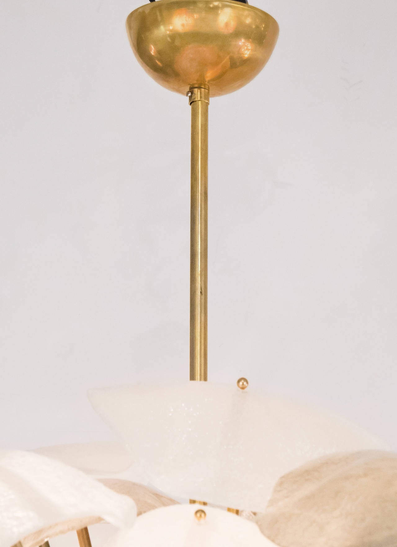 Lampadario in vetro di Murano con paralumi in vetro di mercurio, vetro opalino e vetro Pulegoso su una struttura sferica in ottone. Può contenere 36 lampadine a base media, ricablate per gli Stati Uniti. L'altezza, compresa l'asta e il baldacchino,