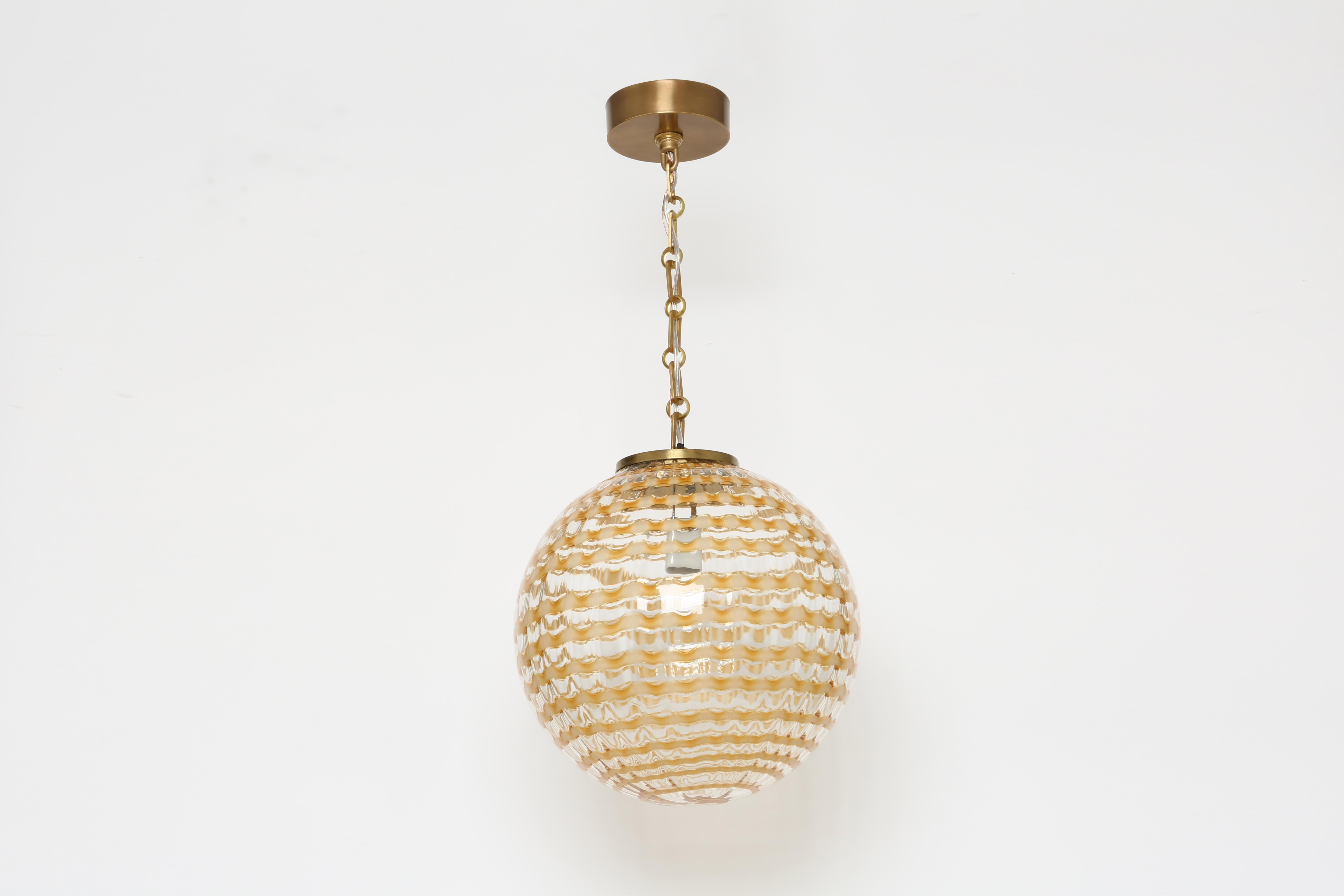 Murano glass globe pendant.
Italy 1970s.
Hand blown glass, patinated brass.