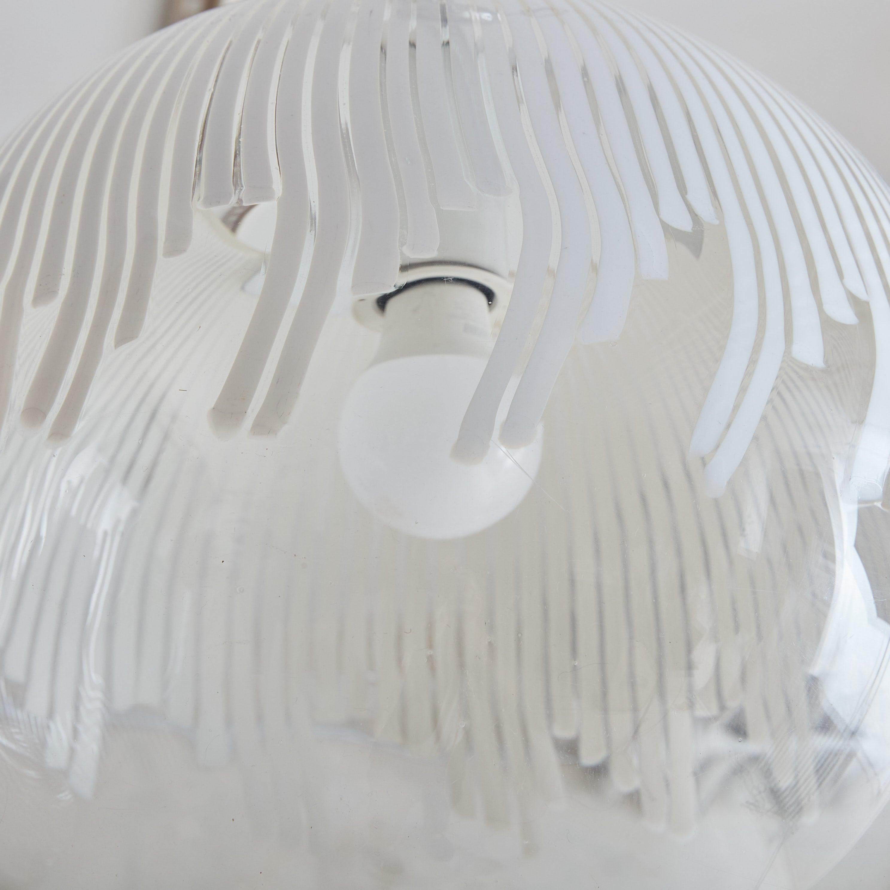 Mid-Century moderno Lampada a sospensione a globo in vetro di Murano, Italia, anni '70 in vendita