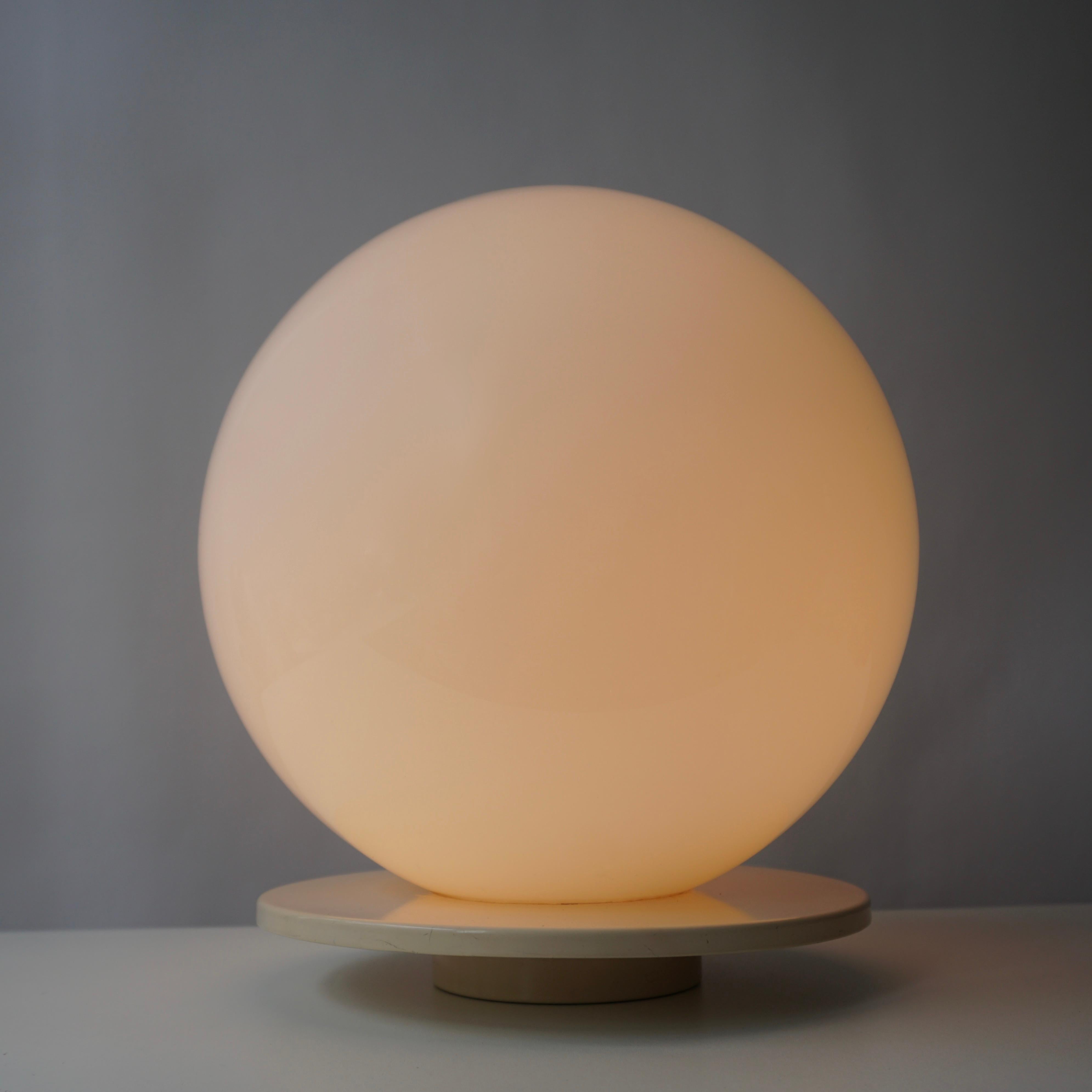Murano glass globe shaped table lamp into a plastic base.
Measures: Diameter 30 cm.
Height 33cm.