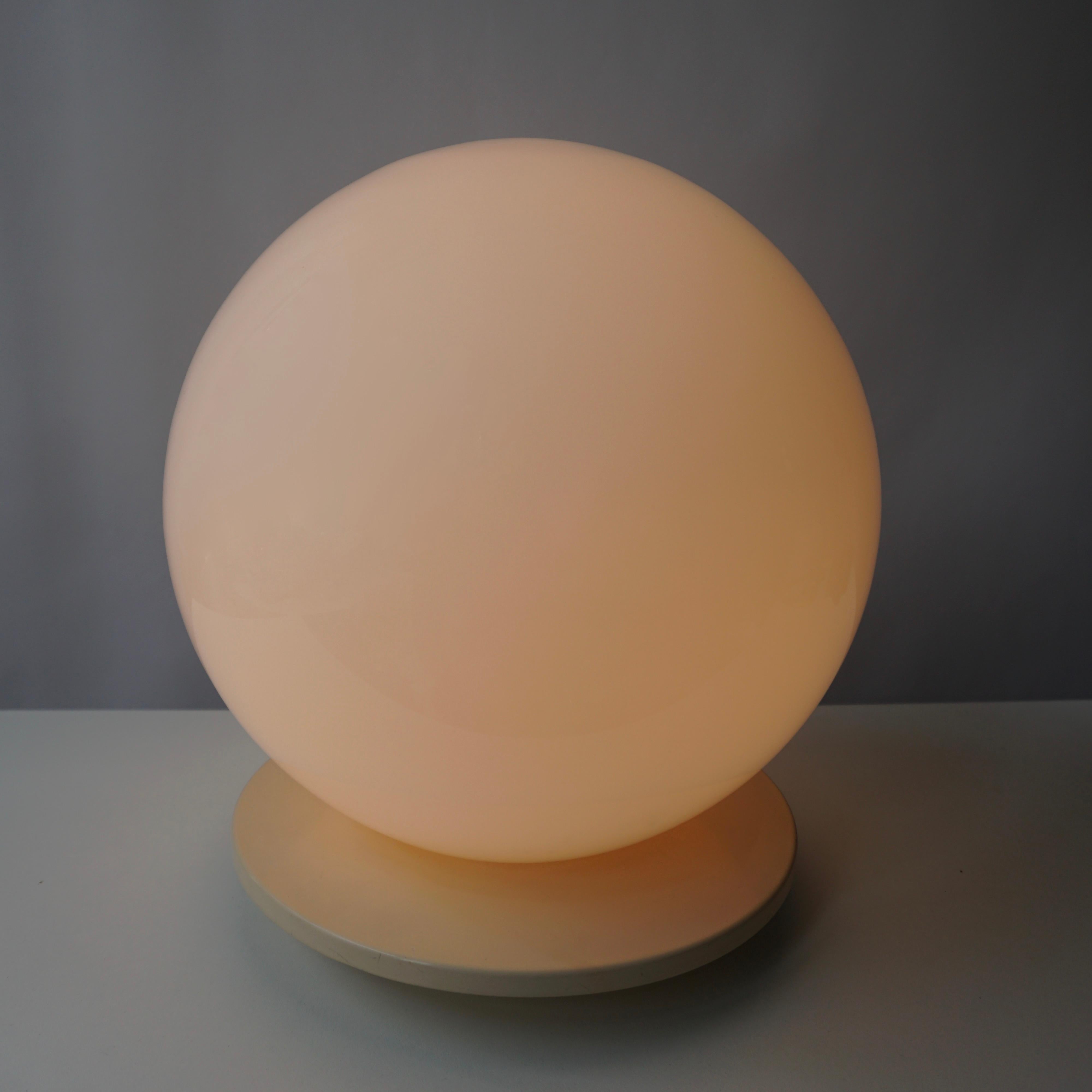 Mid-Century Modern Murano Glass Globe Shaped Table Lamp Made in Italy For Sale