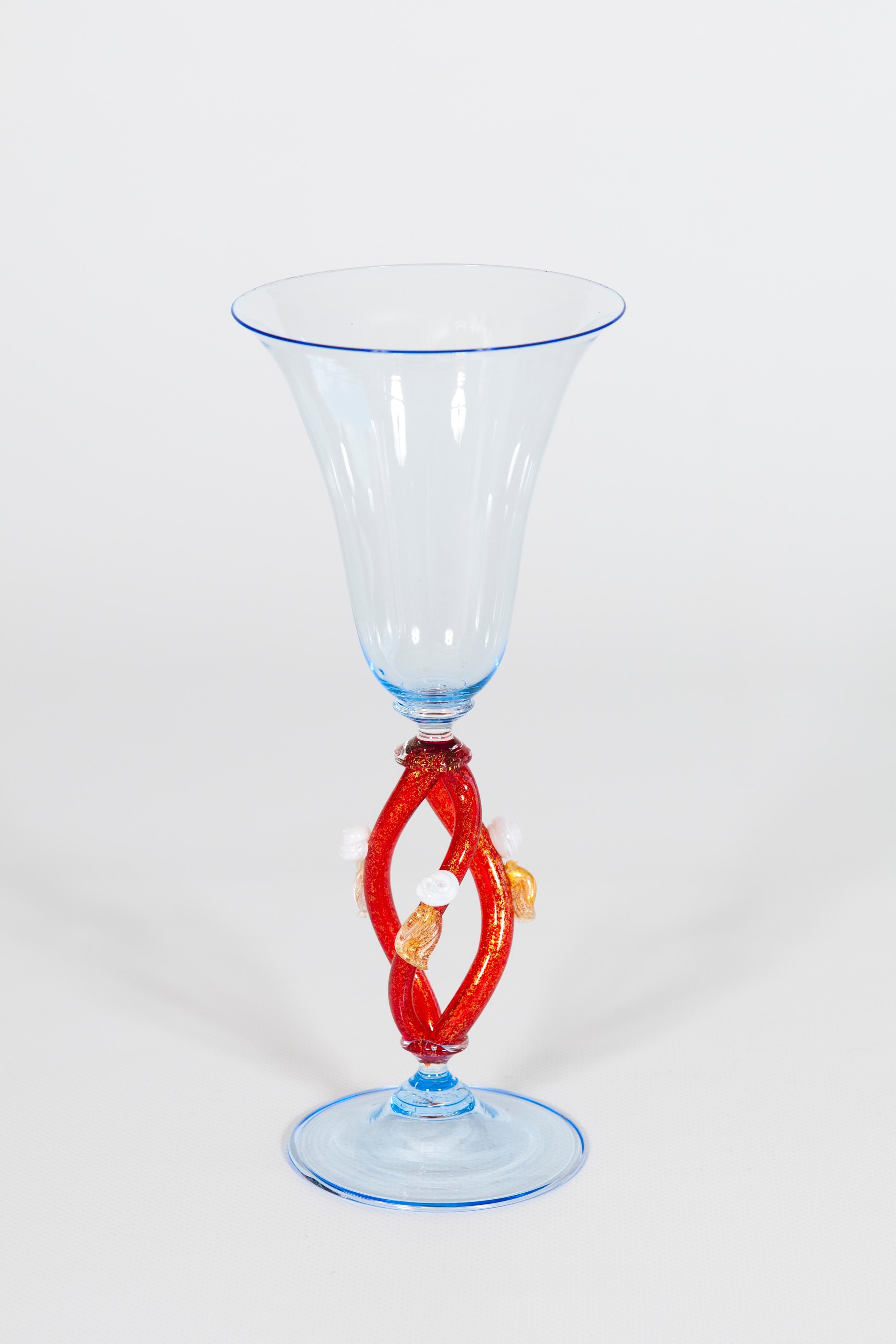 Una copa de cristal de Murano de Giovanni Dalla Fina

Una exquisita y única copa de cristal de Murano, una obra maestra de la artesanía creada en la década de 1980 por el estimado artesano italiano Giovanni Dalla Fina. Esta pieza es un testimonio