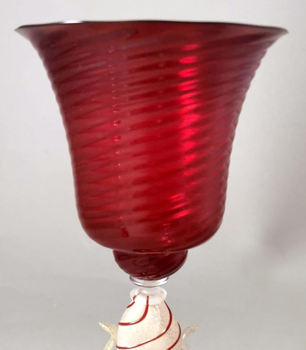 italien Gobelet en verre de Murano rouge soufflé tipetto avec décoration de feuilles d'or en vente