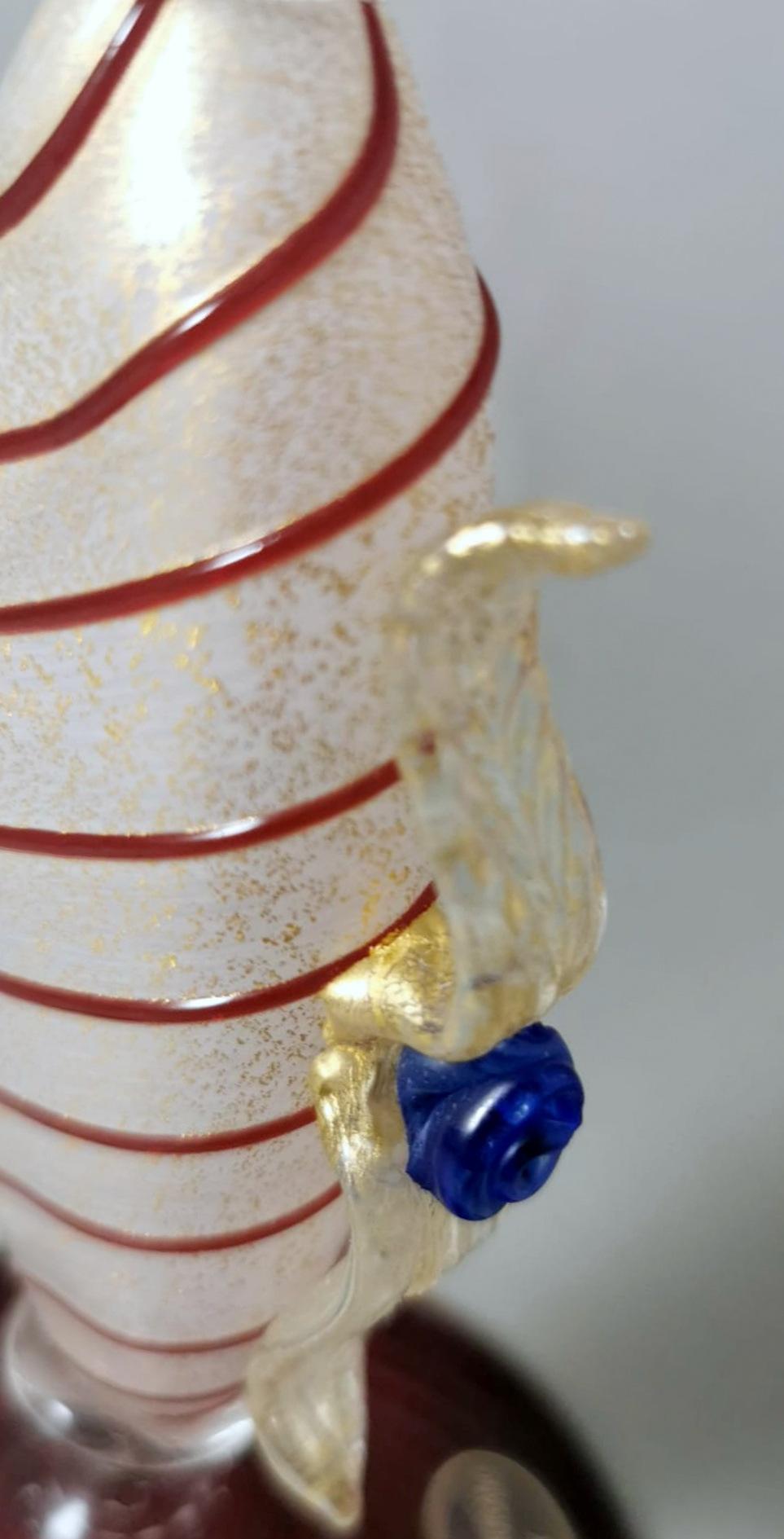 Gobelet en verre de Murano rouge soufflé tipetto avec décoration de feuilles d'or en vente 1