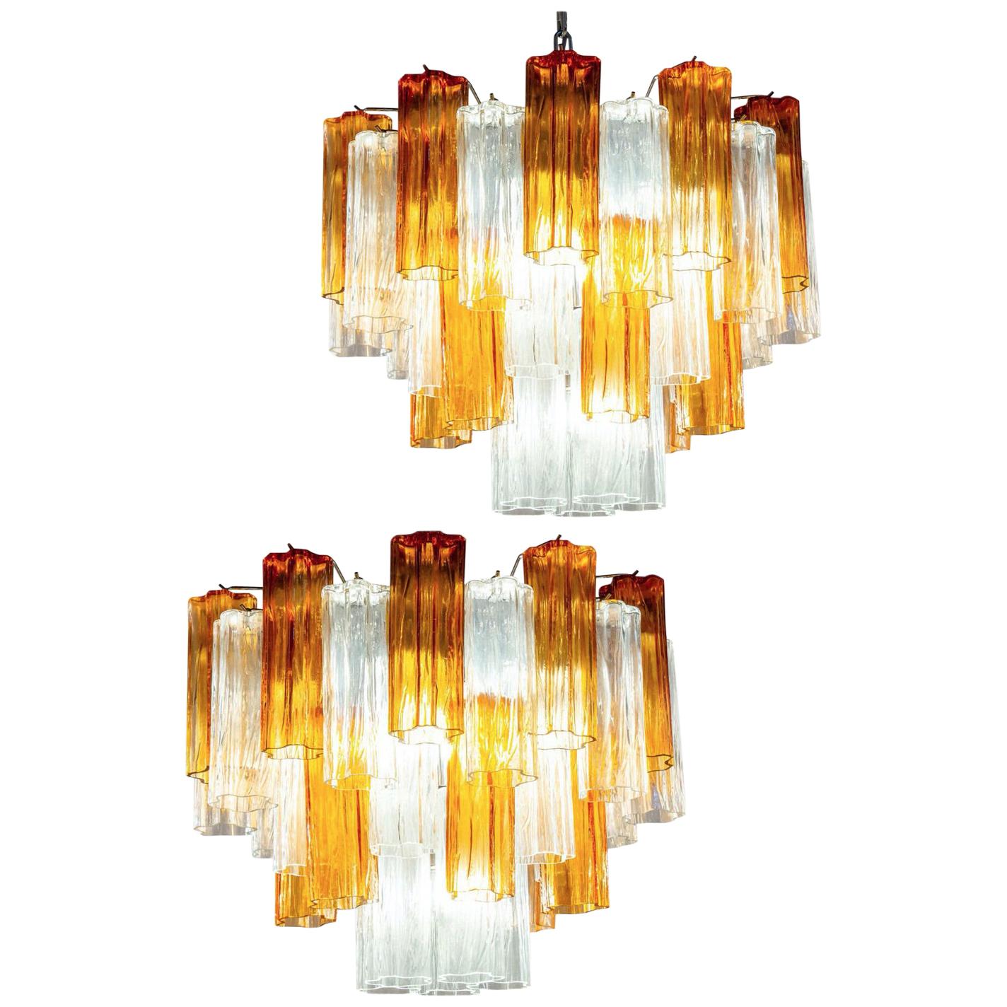 L'incredibile coppia di lampadari comprende preziosi vetri di Murano color oro e ambra e tronchi trasparenti lunghi 20 cm.
Struttura in metallo nichelato su tre livelli,
Condizioni vintage perfette.
Disponibili 8 lampadari e 4 coppie di