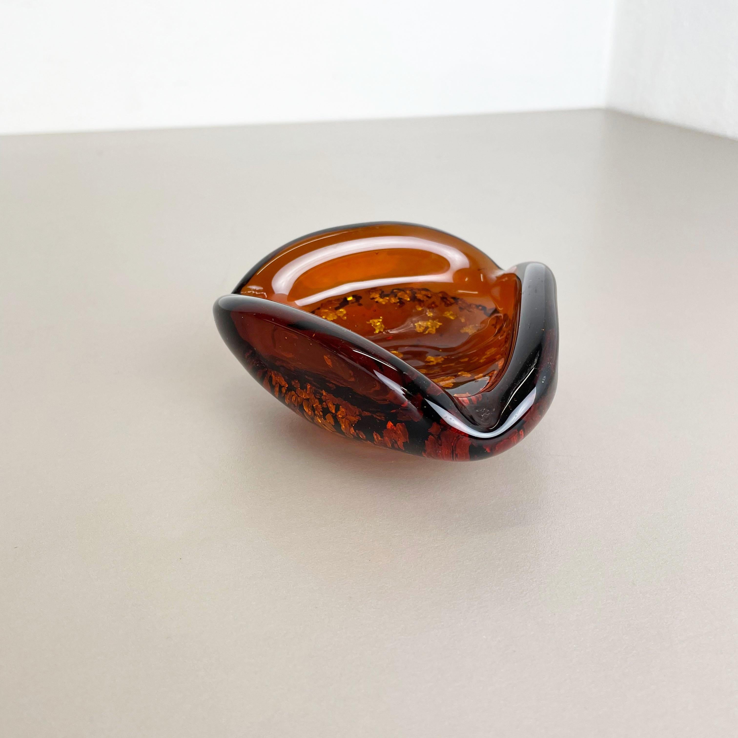 Artikel:

Muranoglasschale, Aschenbecher-Element


Herkunft:

Murano, Italien


Jahrzehnt:

1970s



Dieses originale Vintage-Glasschalen-Element, Aschenbecher, wurde in den 1970er Jahren in Murano, Italien, hergestellt. Sie ist in