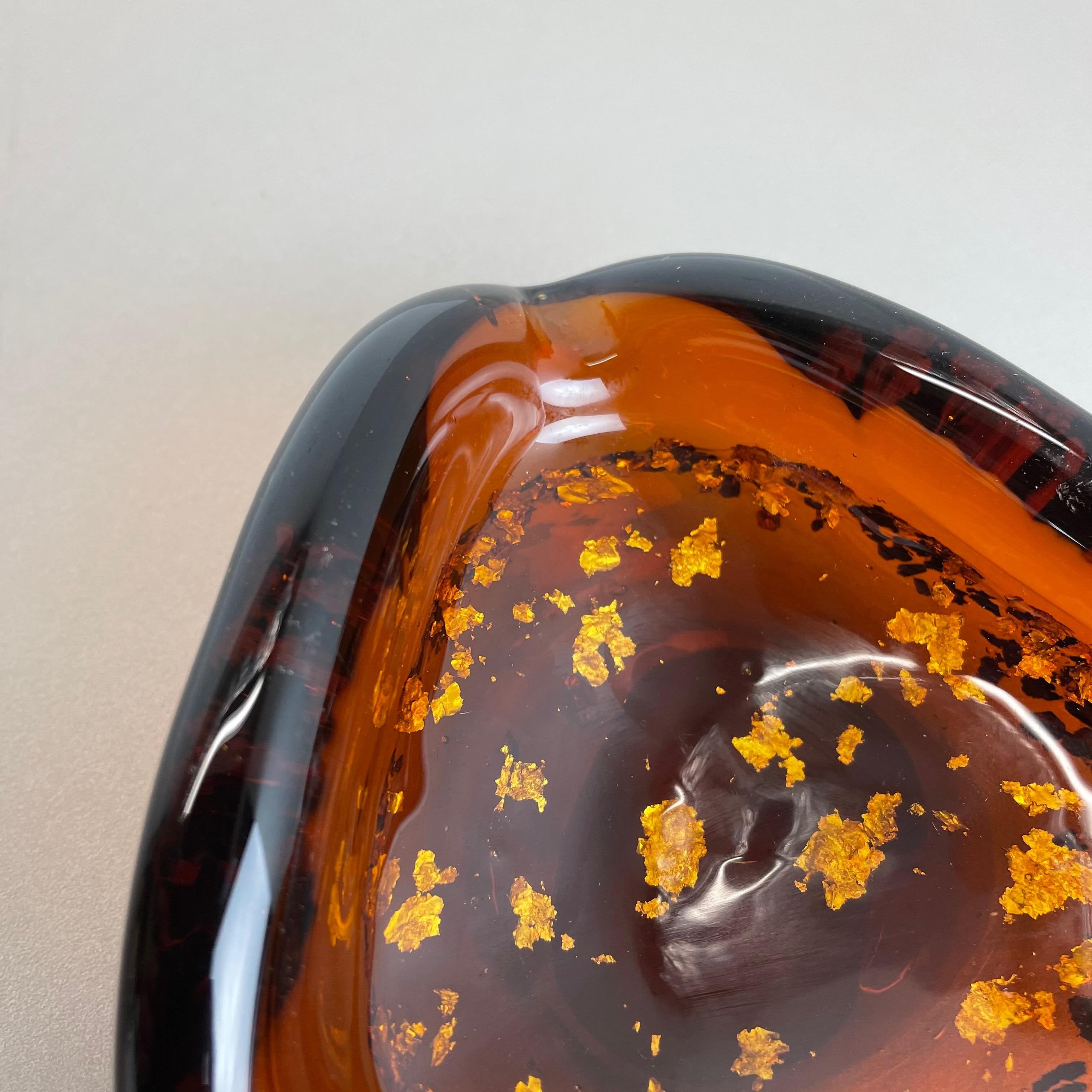 20ième siècle Cendrier en verre de Murano « Flûtes d'or » avec éléments en coquille de bol Murano, Italie, 1970 en vente