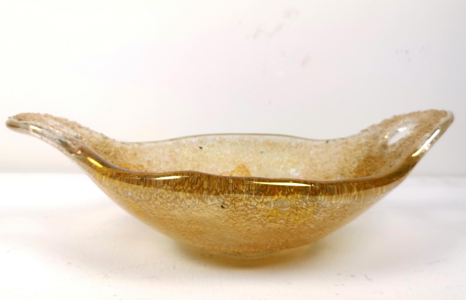 Ciotola in vetro di Murano con scaglie d'oro, anni '70, ottime condizioni.