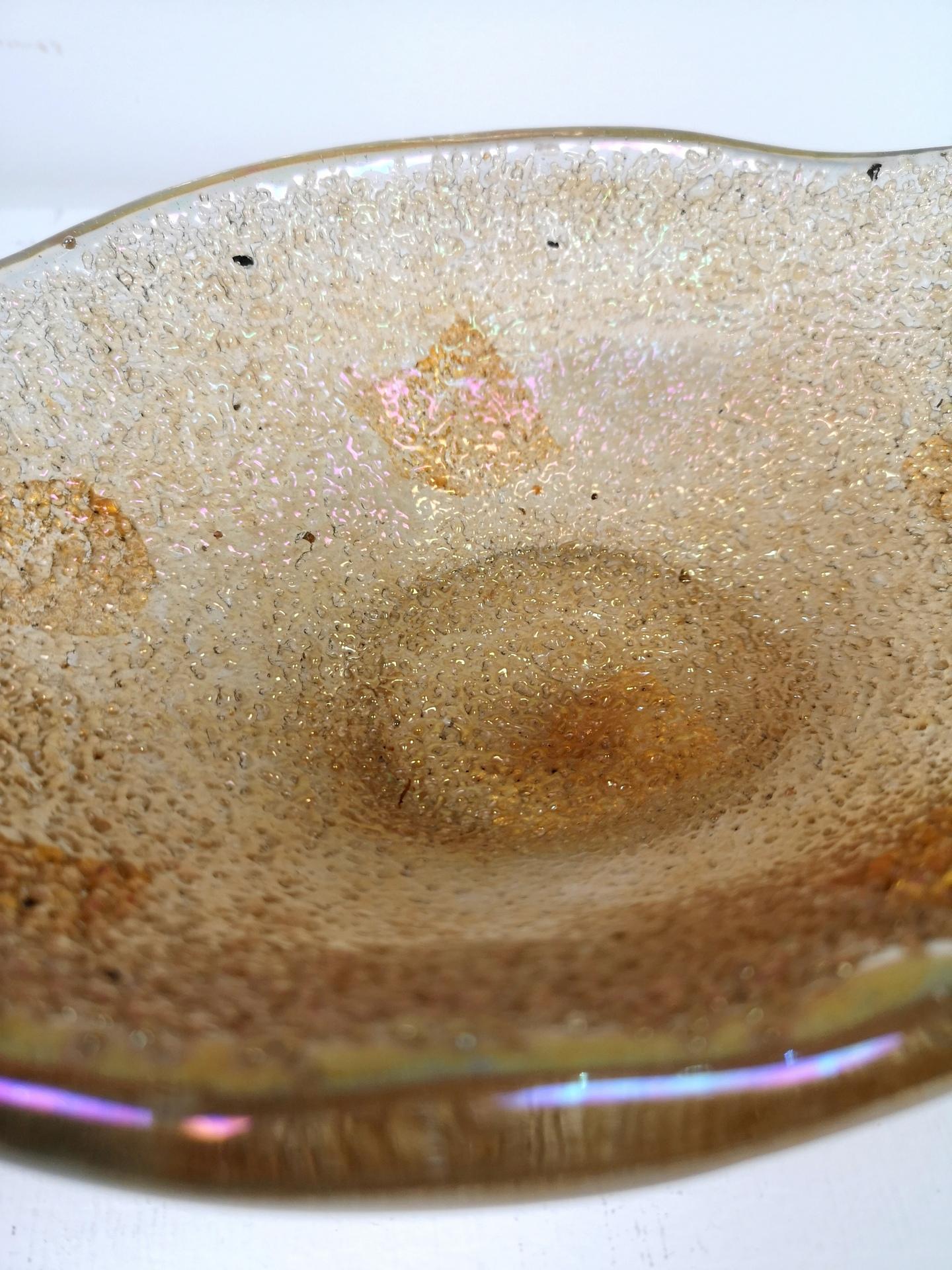 Vetro artistico Ciotola in vetro di Murano con fiocco d'oro, anni '70 in vendita