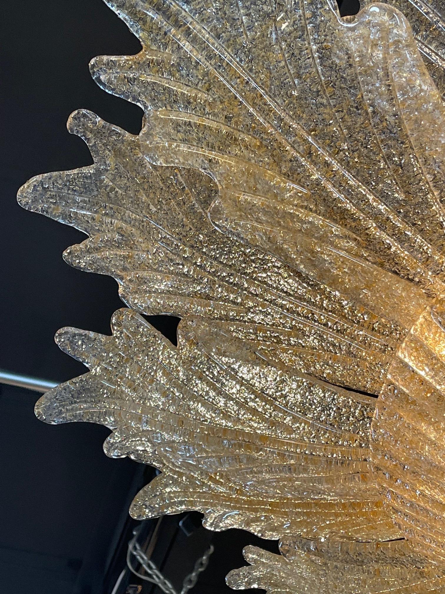XXIe siècle et contemporain Plafonnier en verre de Murano en forme de feuille mouchetée d'or en vente