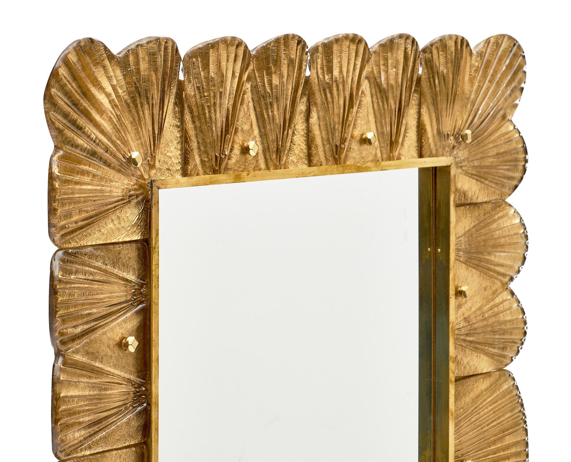 italien Miroir en verre de Murano à feuilles d'or en vente
