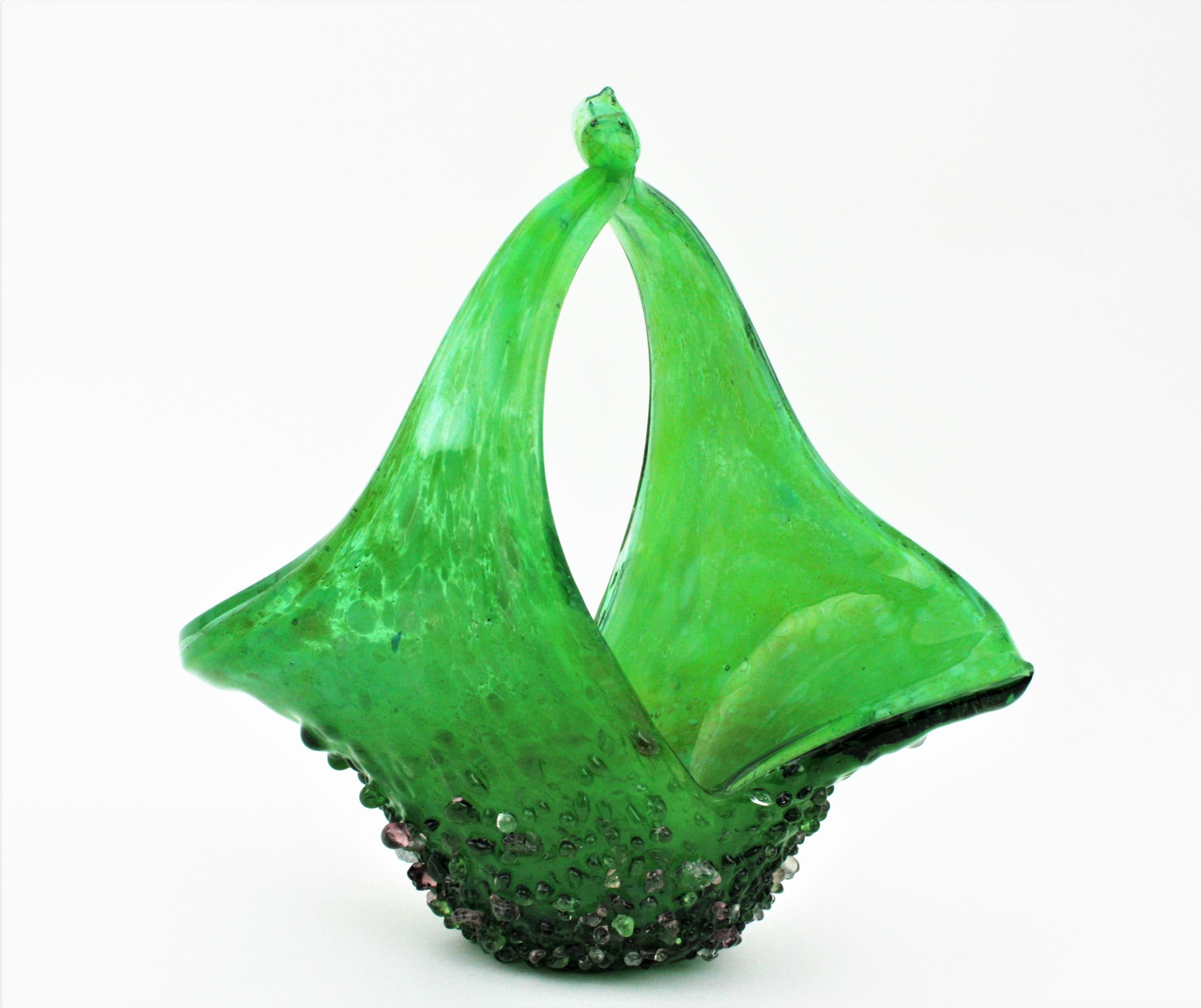 Vase de centre de table en verre de Murano à panier vert avec gouttes appliquées en vente 3