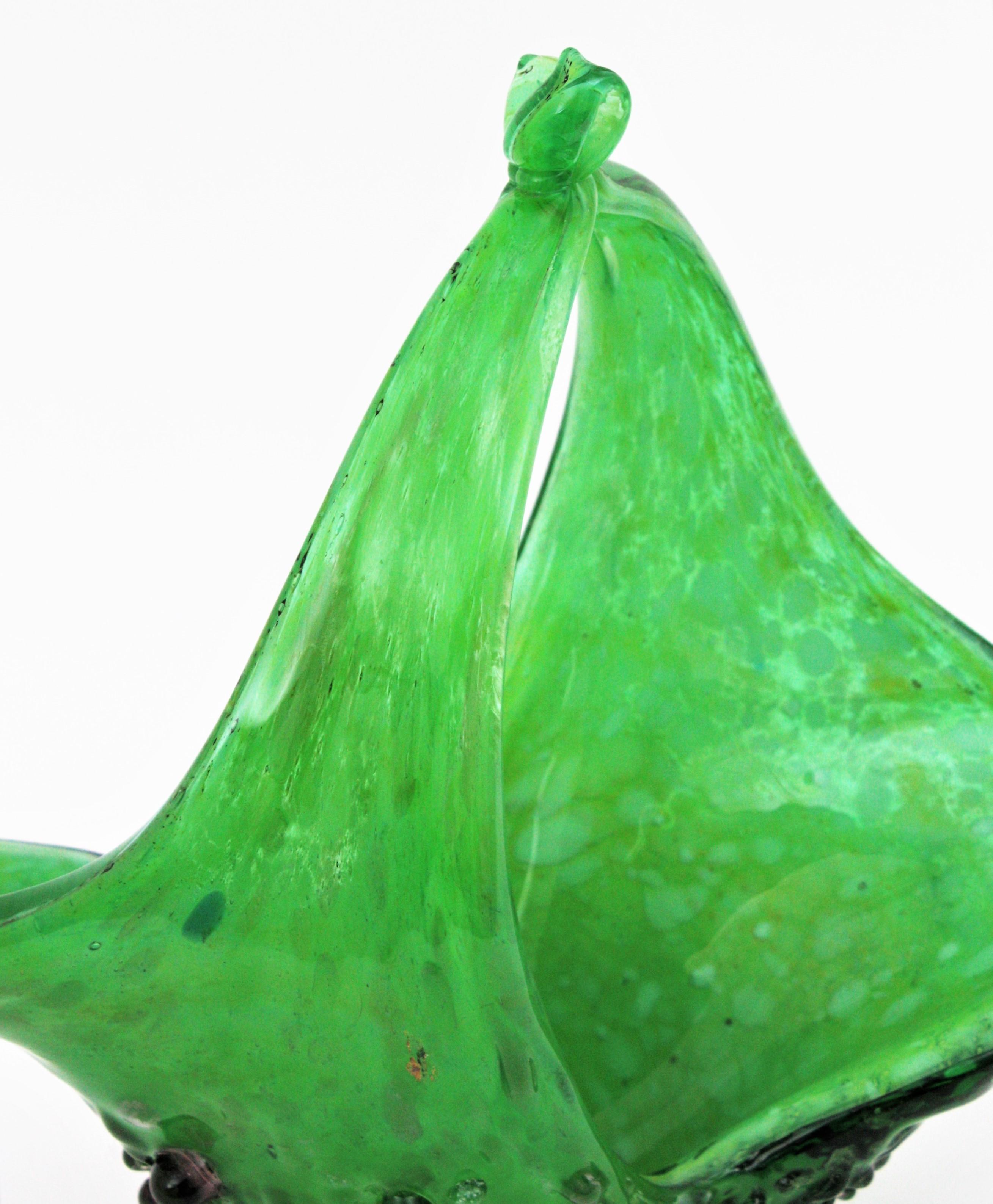 Vase de centre de table en verre de Murano à panier vert avec gouttes appliquées en vente 7