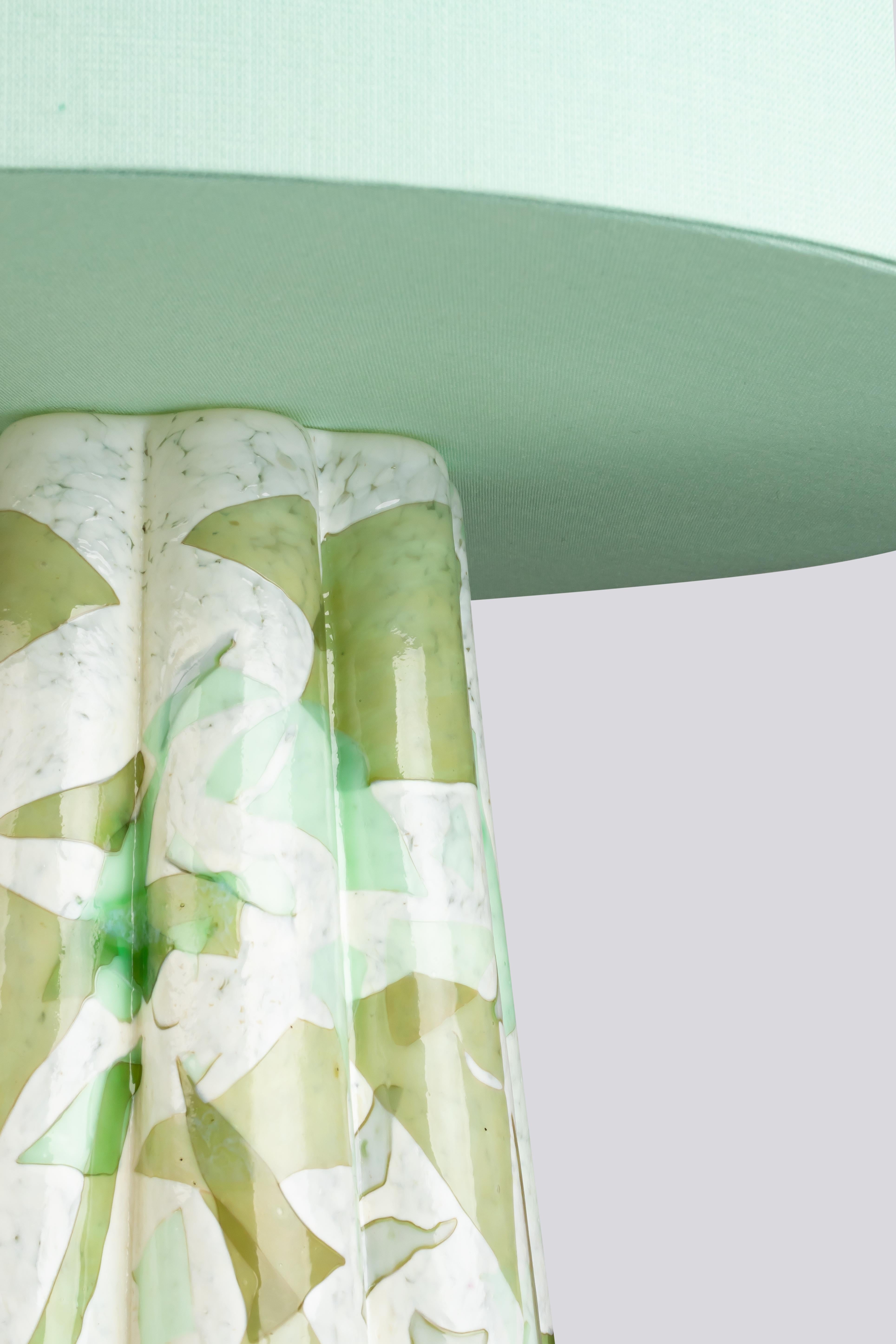 Fait main Lampe seau en verre de Murano vert avec abat-jour en coton par Stories of Italy en vente