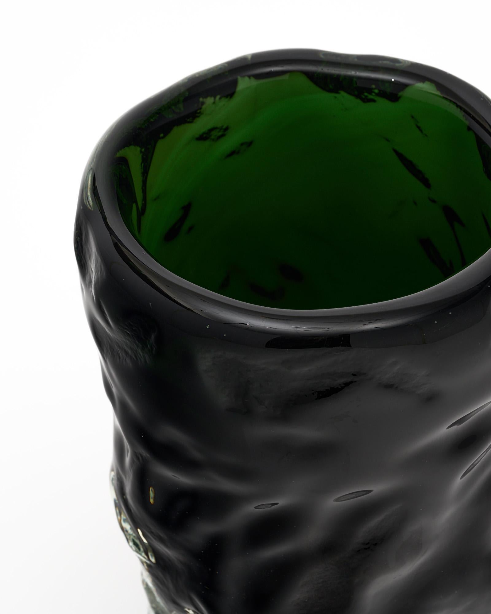 Vaso singolo proveniente dall'Isola di Murano, fuori Venezia, Italia. È soffiato a mano in vetro verde intenso e trasparente. La forma organica è un omaggio ad Alberto Burri. Creato e firmato da Alberto Dona. Il vaso è in ottime condizioni. Le foto