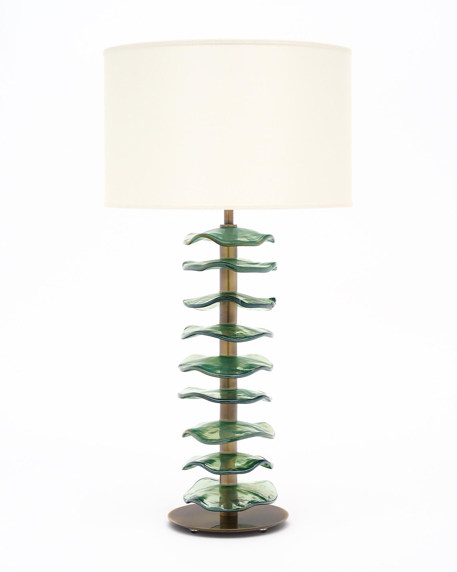 Paire de lampes italiennes en verre de Murano. Cette paire présente des disques en verre vert irisé séparés par une structure en laiton. Ils sont fabriqués à la main et ont été nouvellement câblés pour correspondre aux normes américaines.
