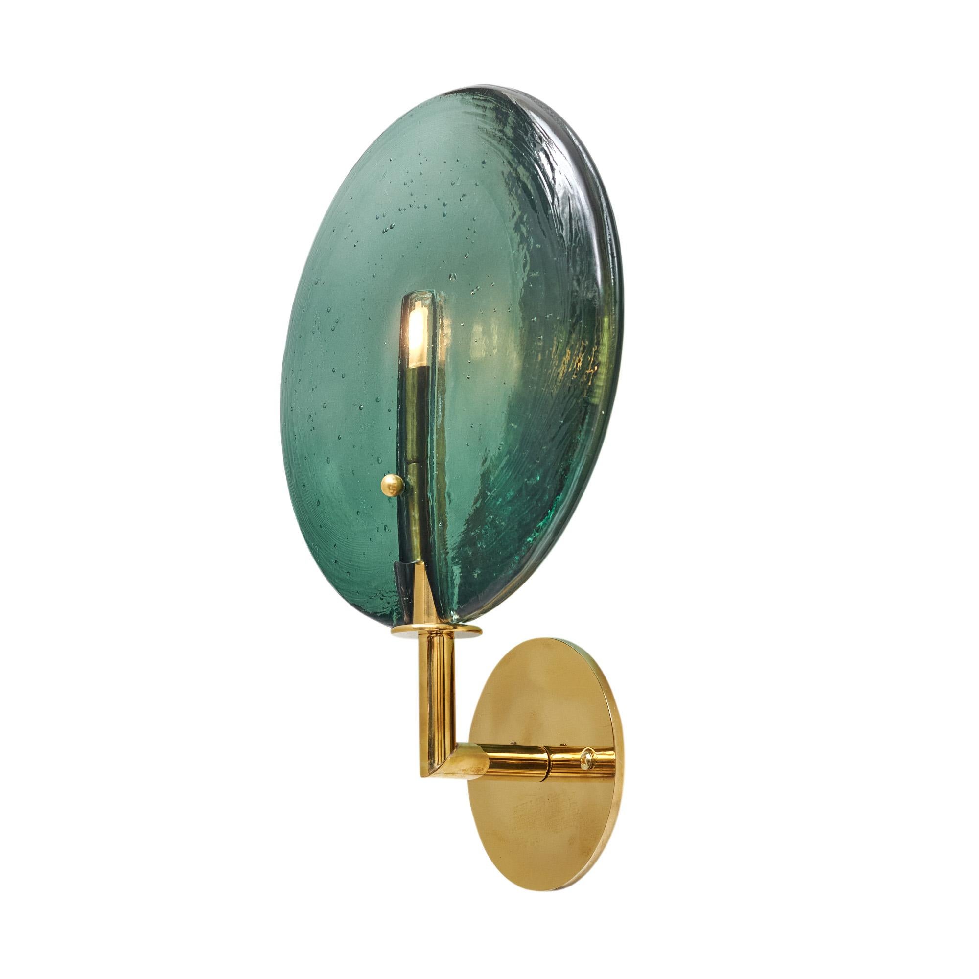 Paire d'appliques provenant de Murano, en Italie, près de Venise. Cette paire présente un magnifique disque en verre vert forêt soufflé à la main qui repose sur une structure en laiton. Cette paire a été nouvellement câblée pour correspondre aux