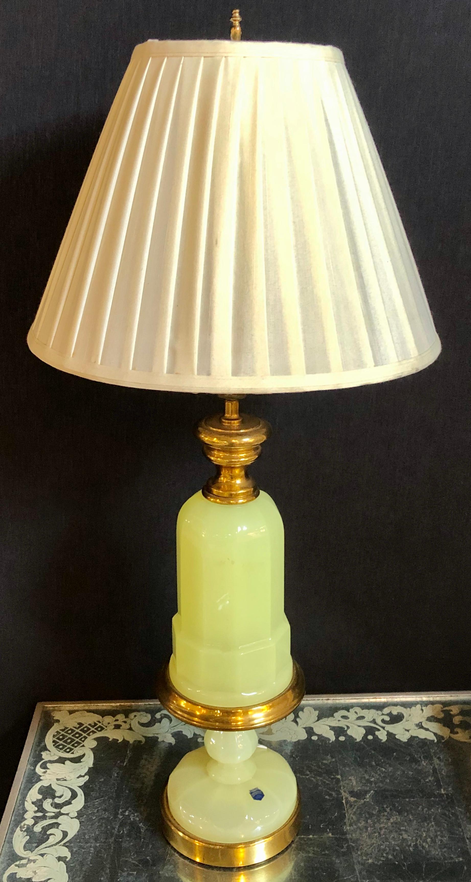 Murano Glass Green Opaline Lamp, Gino Cendesese Vetri Label In Good Condition In Stamford, CT