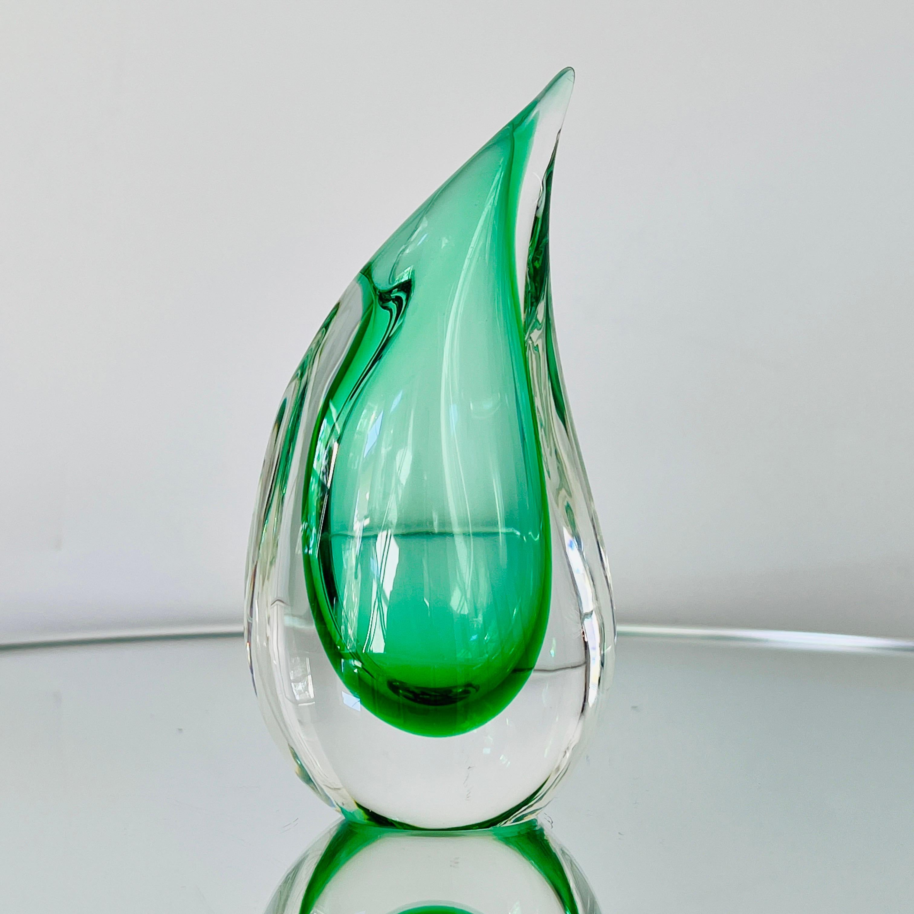 Mid-Century Modern handblown vase with flame tip design.  The bud vase features a teardrop base using the sommerso technique which incorporates layers of colors.  Hues of emerald green over clear glass makes this a stunning decorative object. 