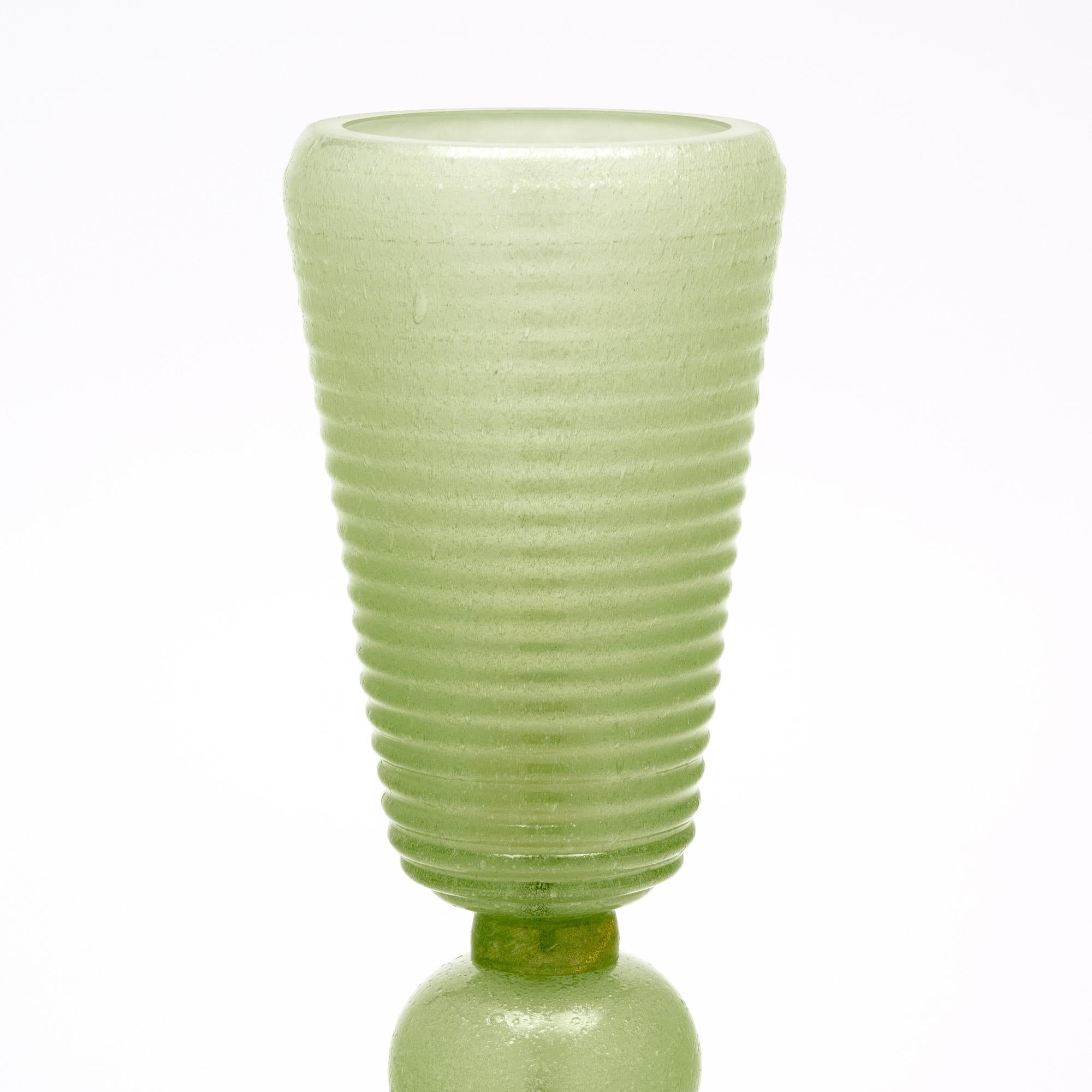 Coppia di lampade da tavolo di Murano, fuori Venezia, Italia. Ogni pezzo è realizzato in vetro soffiato a mano in un sorprendente colore verde. Adoriamo l'effetto unico del vetro Pulegoso e il design a coste della forma dell'urna. Questa coppia è