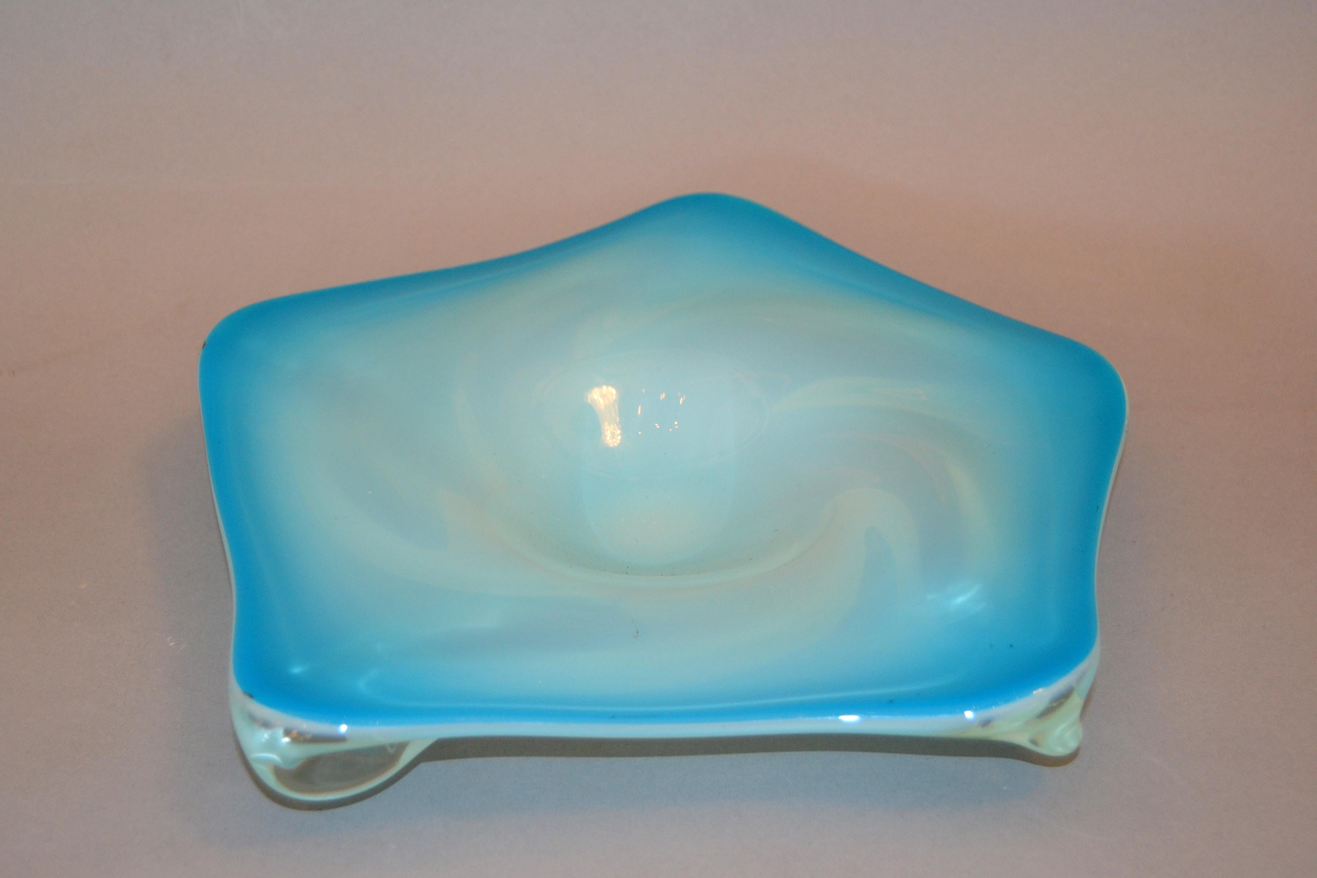 Mid-Century Modern Murano Glass Hand Blown Blue White and Clear Bowl Catchall Italy (verre soufflé à la main, bleu, blanc et transparent) en vente
