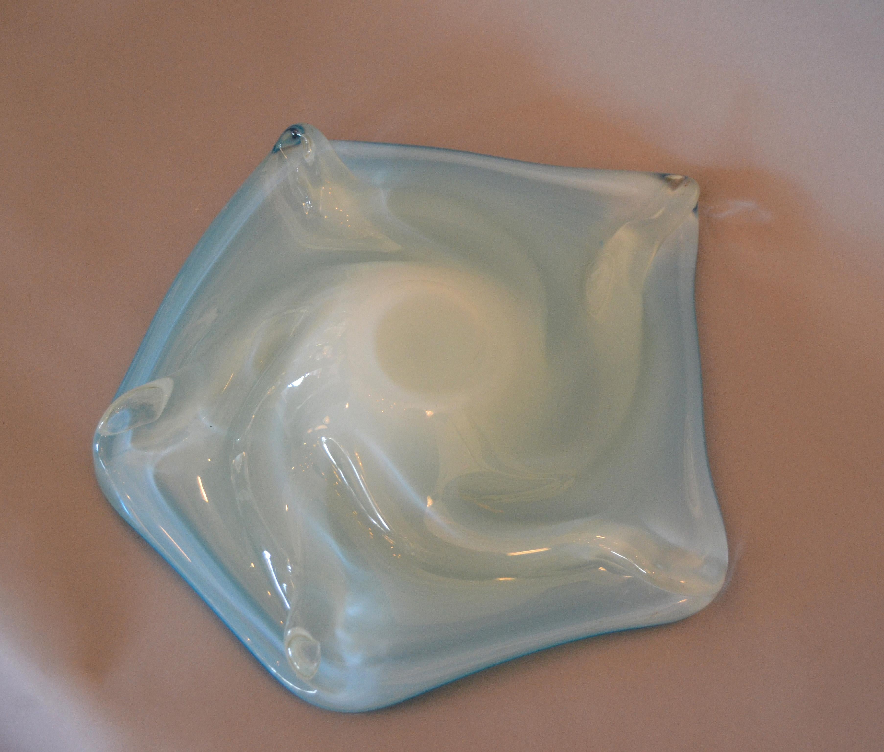 italien Murano Glass Hand Blown Blue White and Clear Bowl Catchall Italy (verre soufflé à la main, bleu, blanc et transparent) en vente