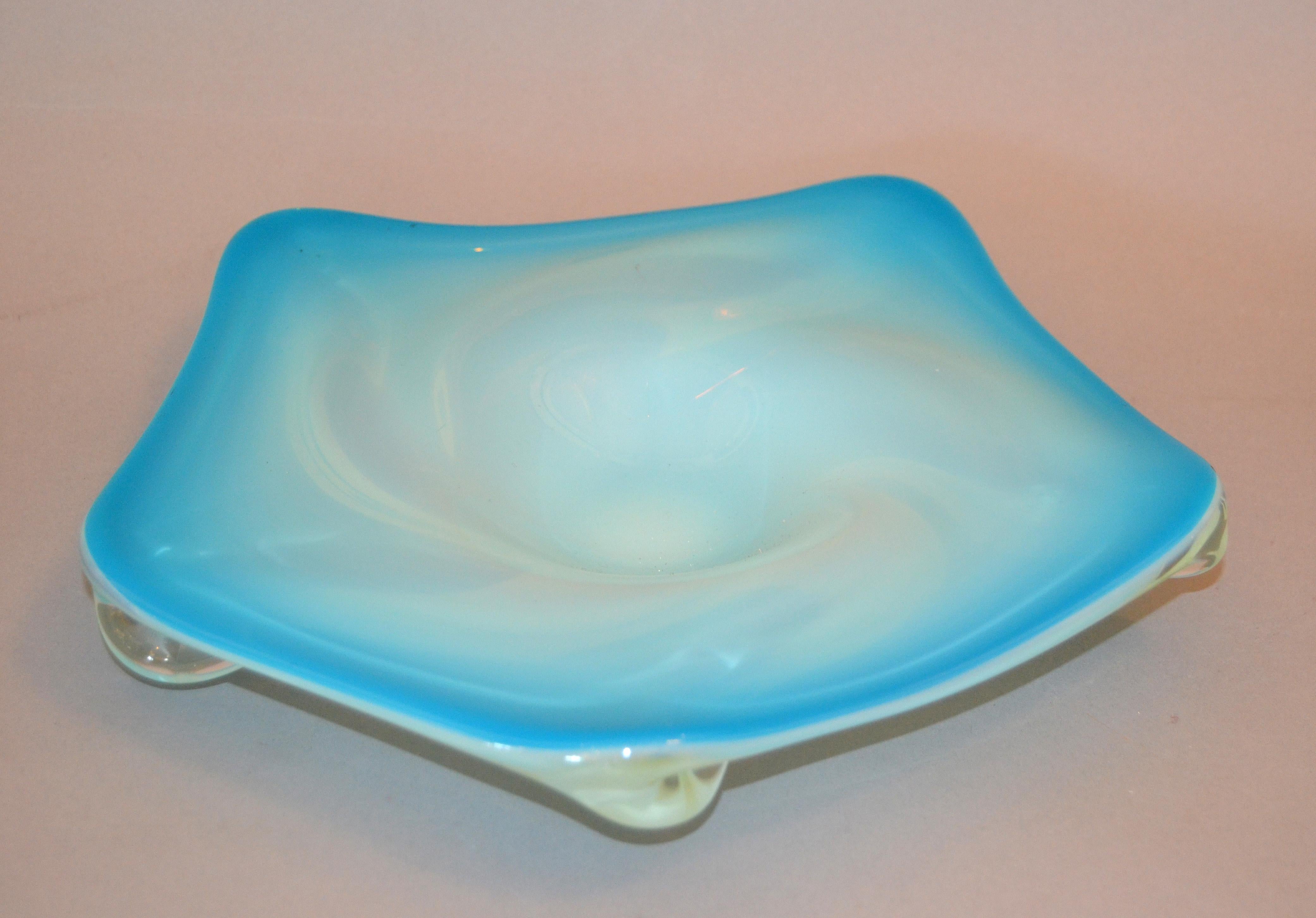 Fait main Murano Glass Hand Blown Blue White and Clear Bowl Catchall Italy (verre soufflé à la main, bleu, blanc et transparent) en vente